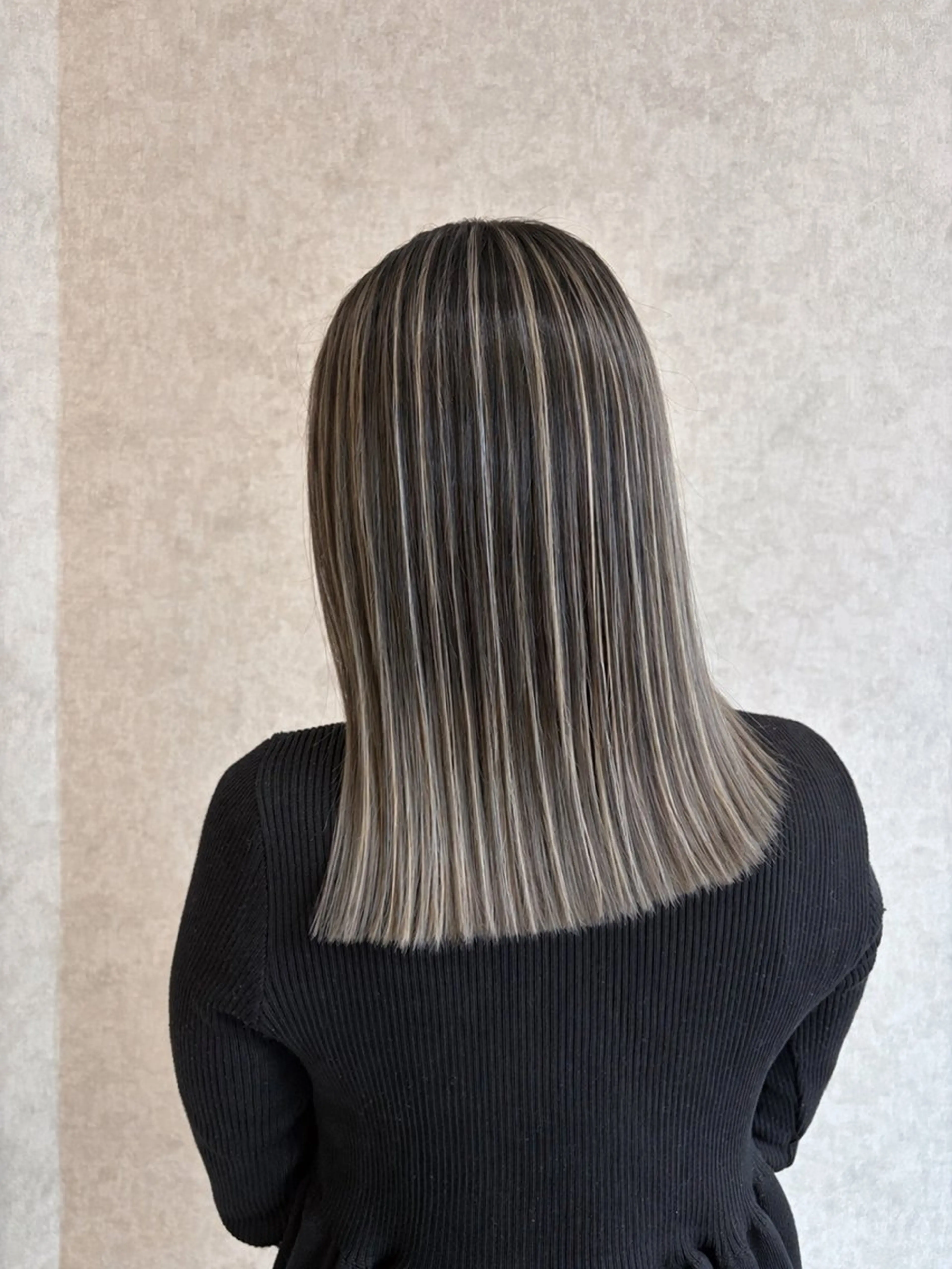 セミロング カラー バレイヤージュ シルバー レイヤーカット ヘアカラー バレイヤージュ特化｜ Takuのヘアスタイル