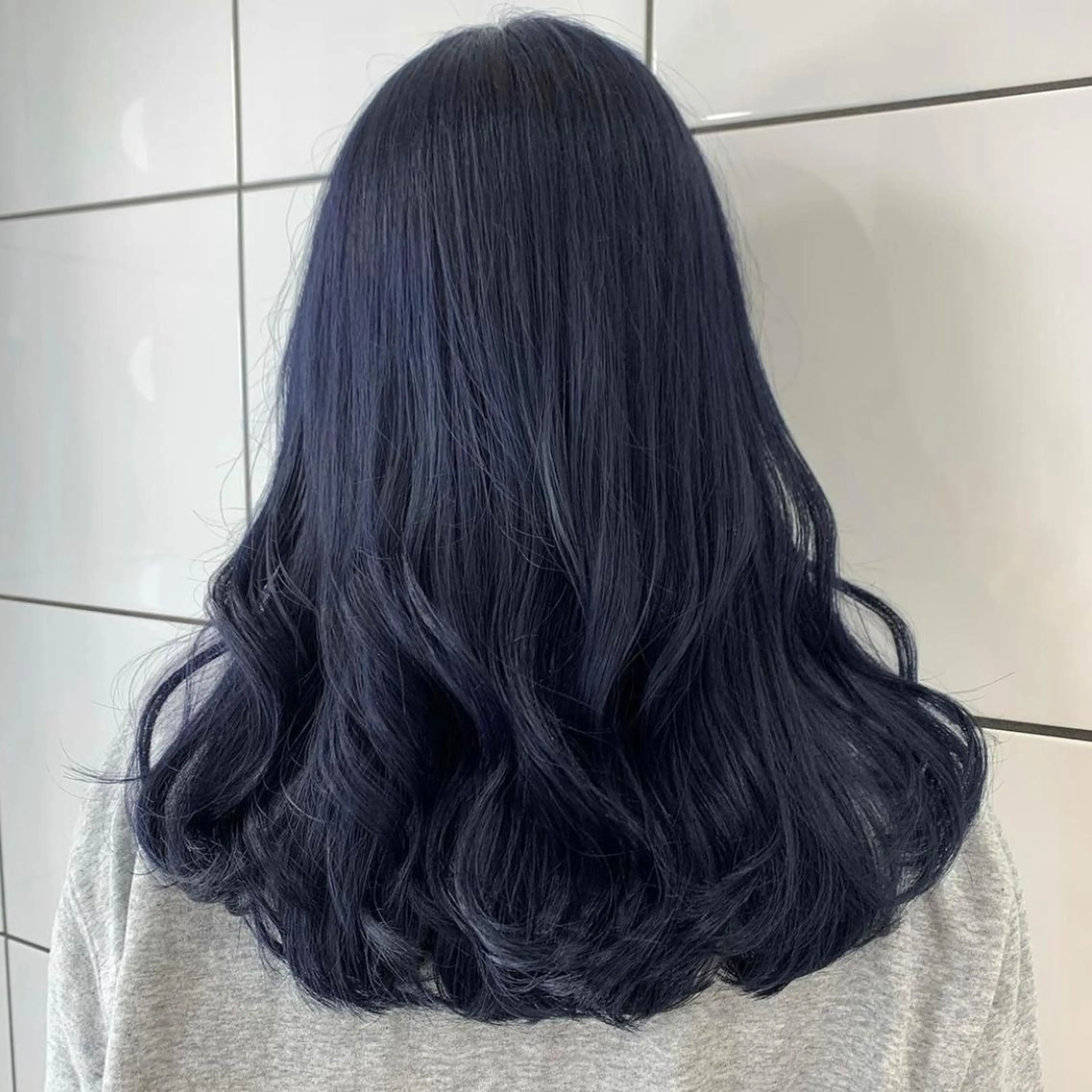 ロング カラー 黒髪 ブリーチ ブルーカラー ブルーブラック ヨシンモリ SHACHU baniのヘアスタイル