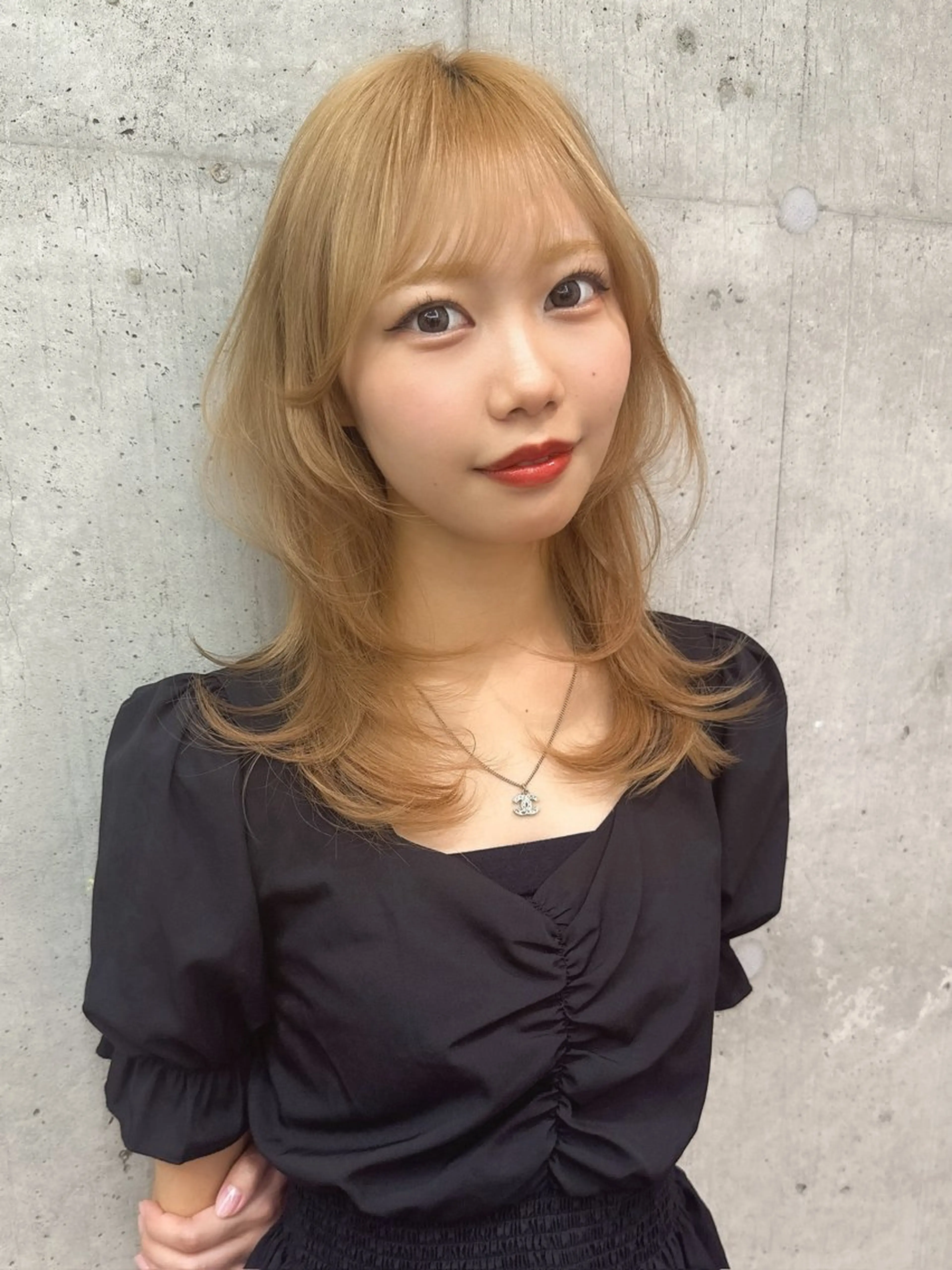 セミロング カラー ヘアアレンジ ブリーチ ダブルカラー イヤリングカラー イルミナカラー ブリーチなしカラー 立川レイヤー 透明感カラーaoiのヘアスタイル