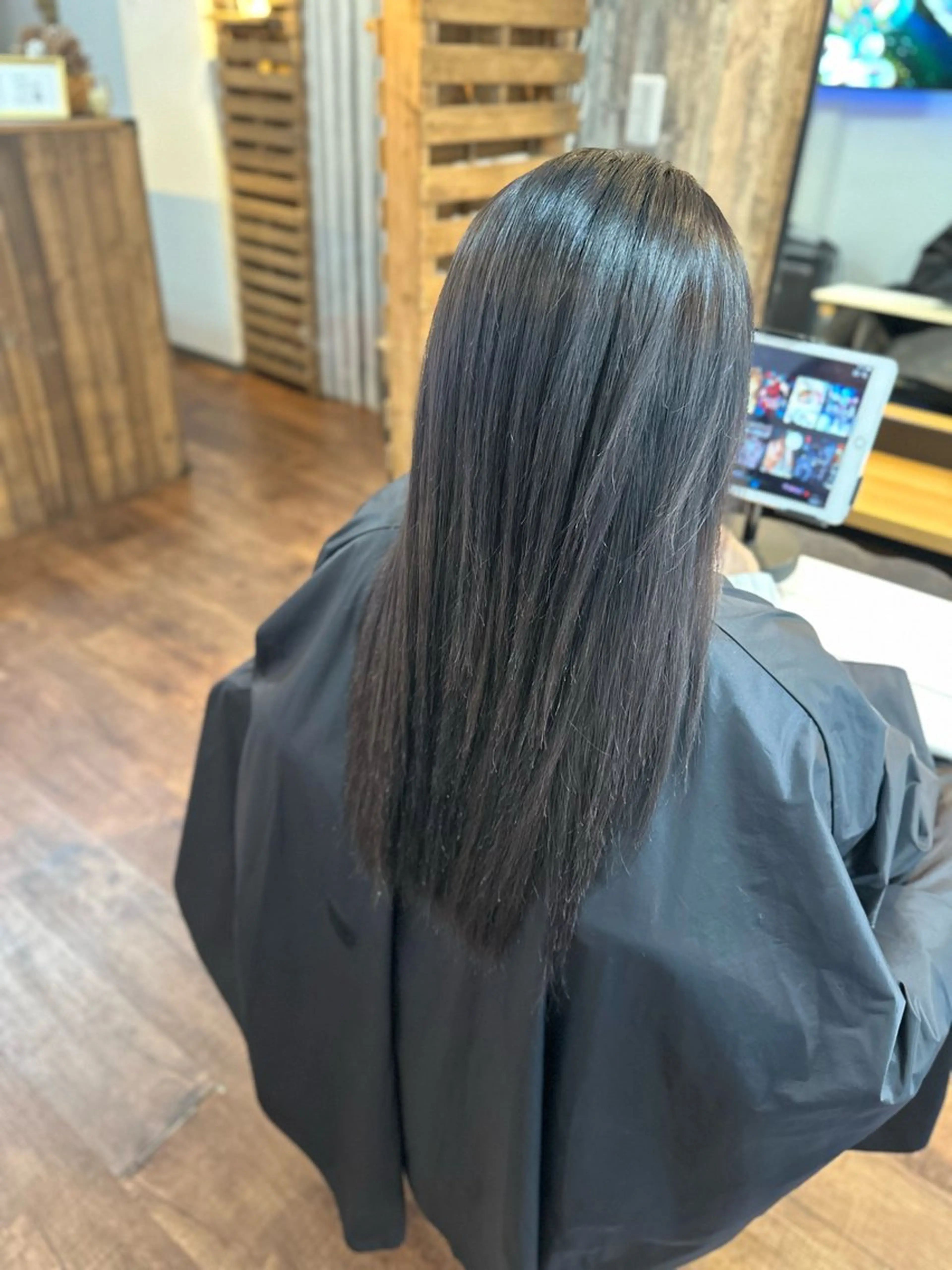 ロング カラー 黒髪 ダークシルバー シルバー カット ヘアカラー トリートメント Luzir⭐︎ GEN⭐︎のヘアスタイル