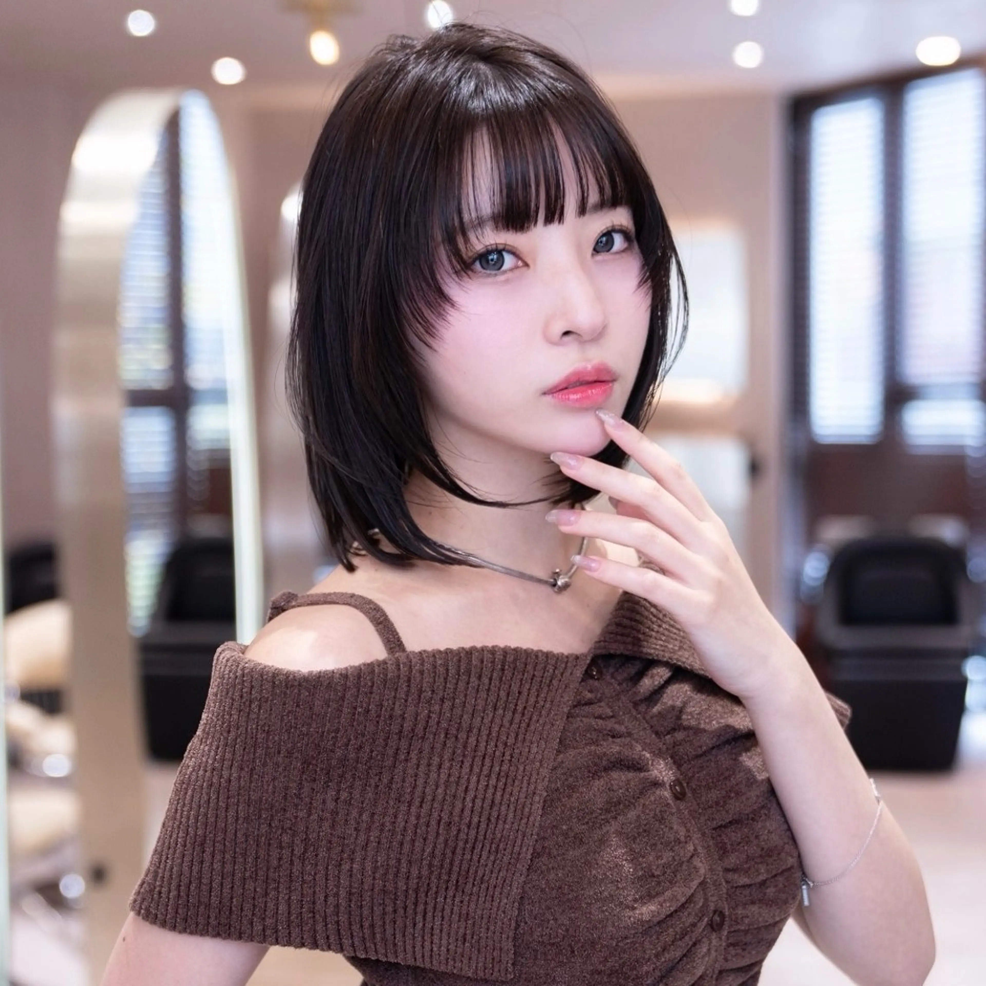 ミディアム カラー 切りっぱなしボブ イヤリングカラー ボブ 伸ばしかけ 髪質改善 新宿/レイヤー/ 透明感カラーしょうごのヘアスタイル