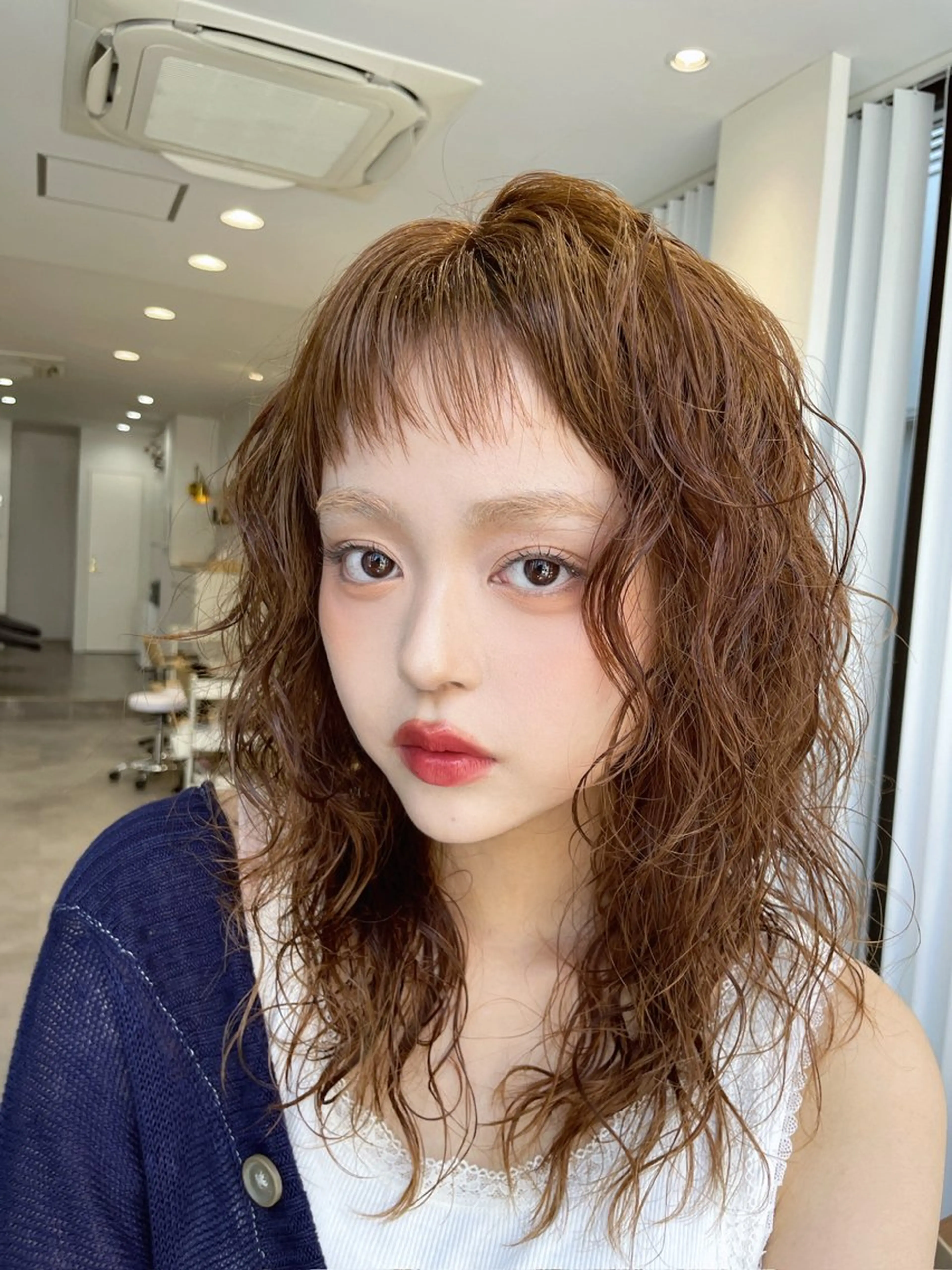 セミロング カラー パーマ ブリーチ 透明感カラー ブリーチなしカラー 顔まわりレイヤー ハッシュカット カット ヘアカラー トリートメント 韓国レイヤー/透明感 /髪質改善/アジキのヘアスタイル