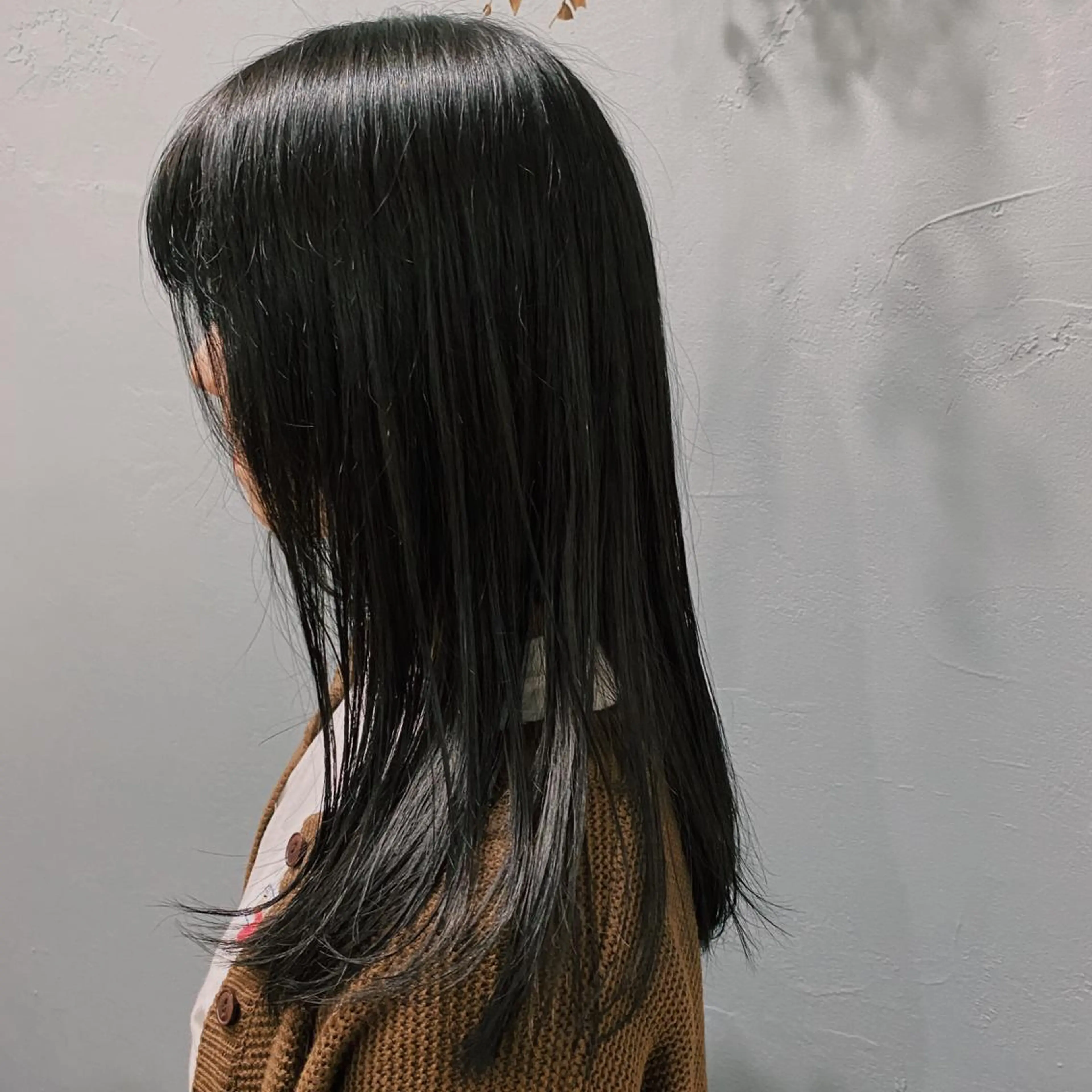 セミロング カラー 黒髪 ブリーチ ネイビーカラー ショート& パーマ　坂本のヘアスタイル