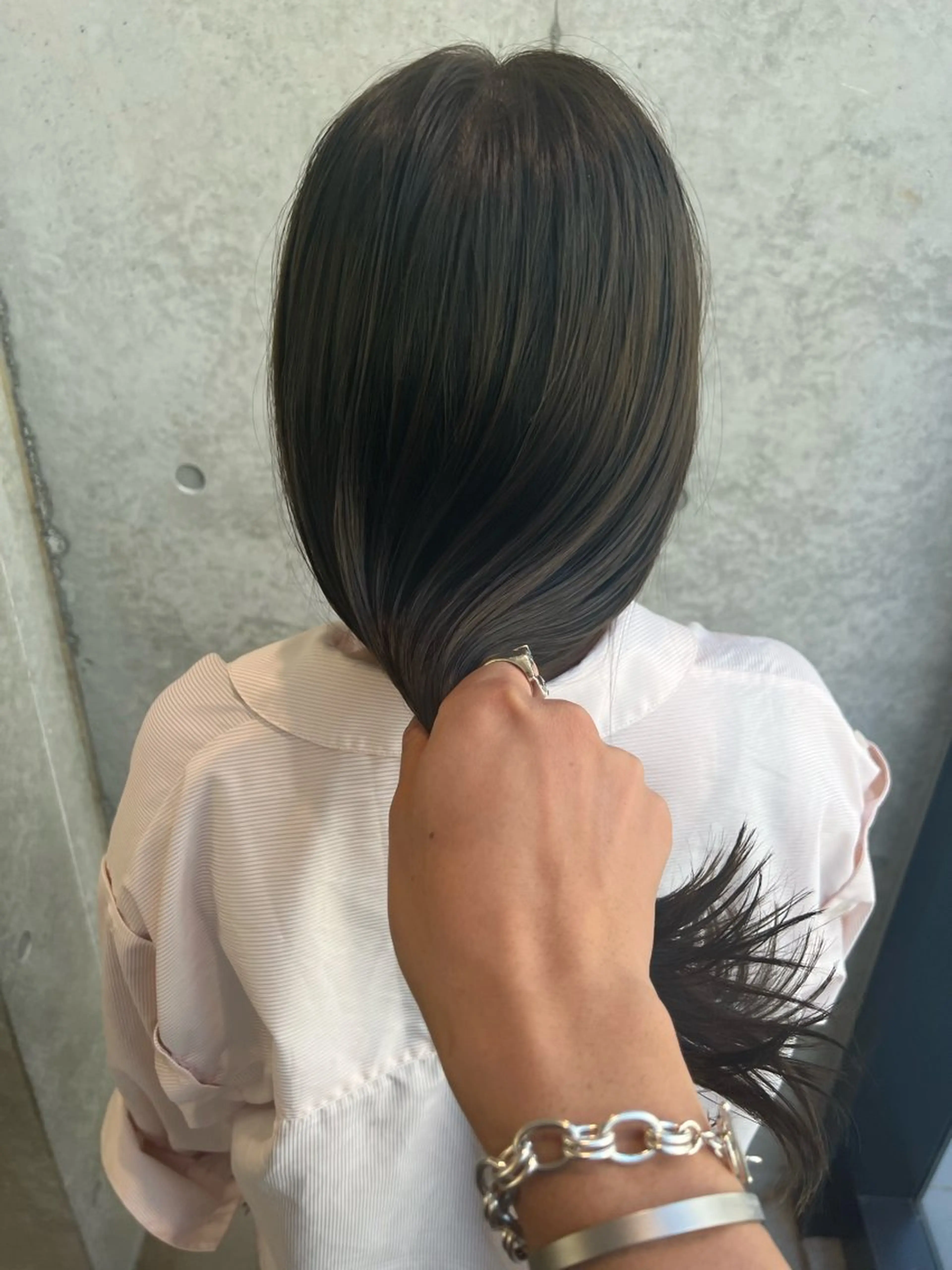 ロング カラー ロングレイヤー アッシュ ベージュカラー ブリーチ 透明感カラー カット ヘアカラー トリートメント 誰より丁寧なカット/ 小林輝/レイヤーのヘアスタイル