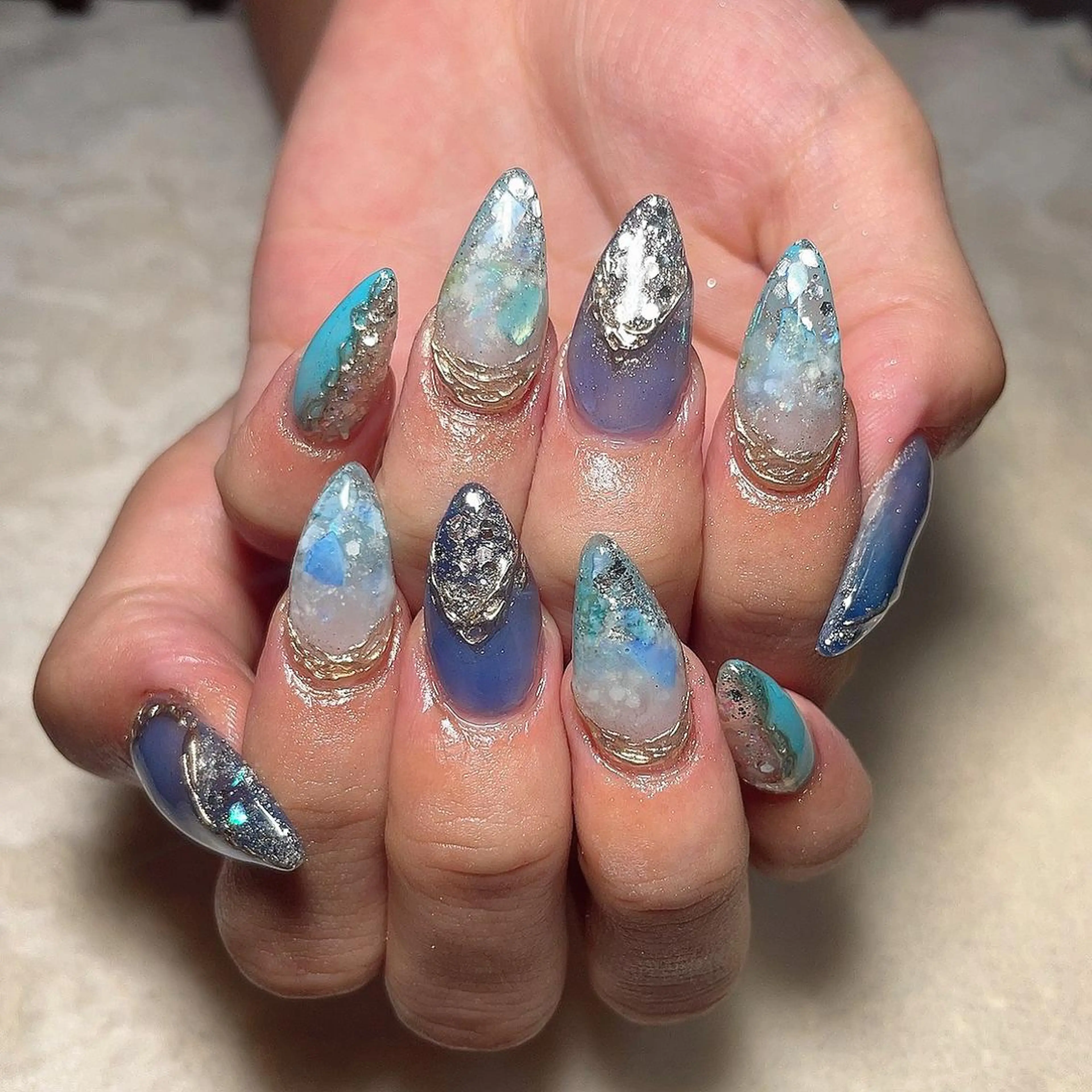 セミロング ハンドネイル 知花 梨花のネイルデザイン