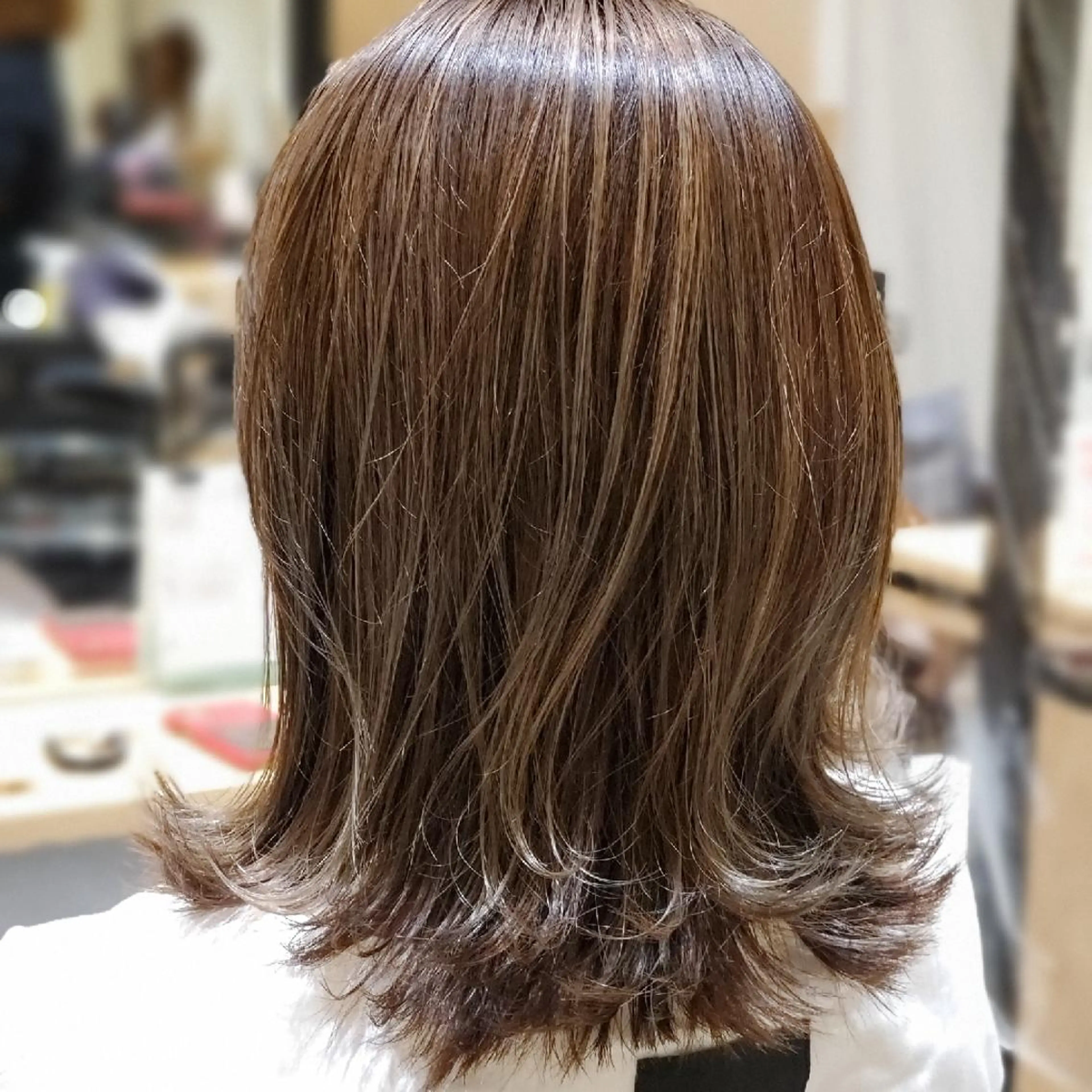 ミディアム アッシュ 外ハネヘア 岡本 尚樹のヘアスタイル