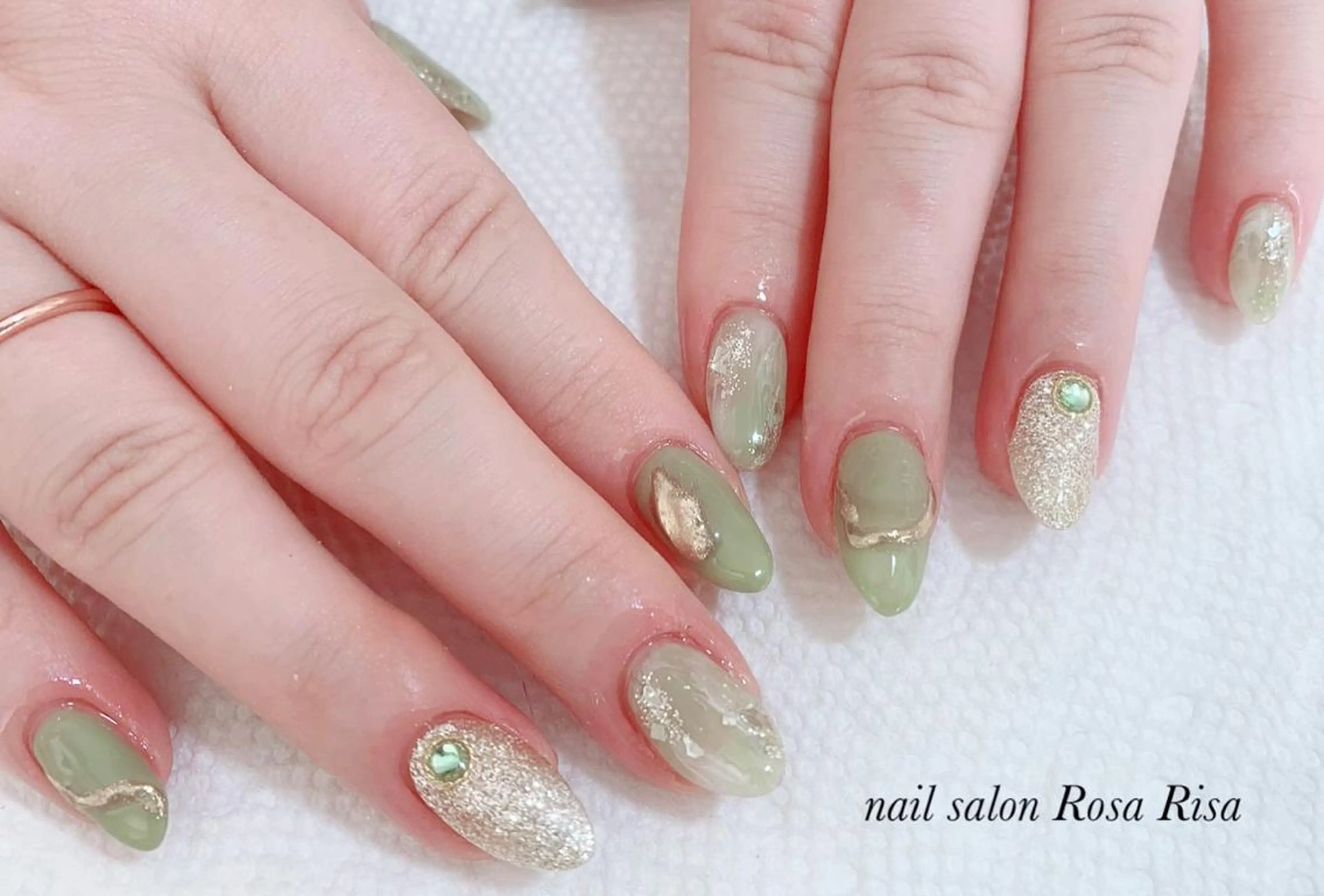 セミロング ネイル ニュアンスネイル ピスタチオネイル ネイルスタジオ シェイクユアハンズのネイルデザイン