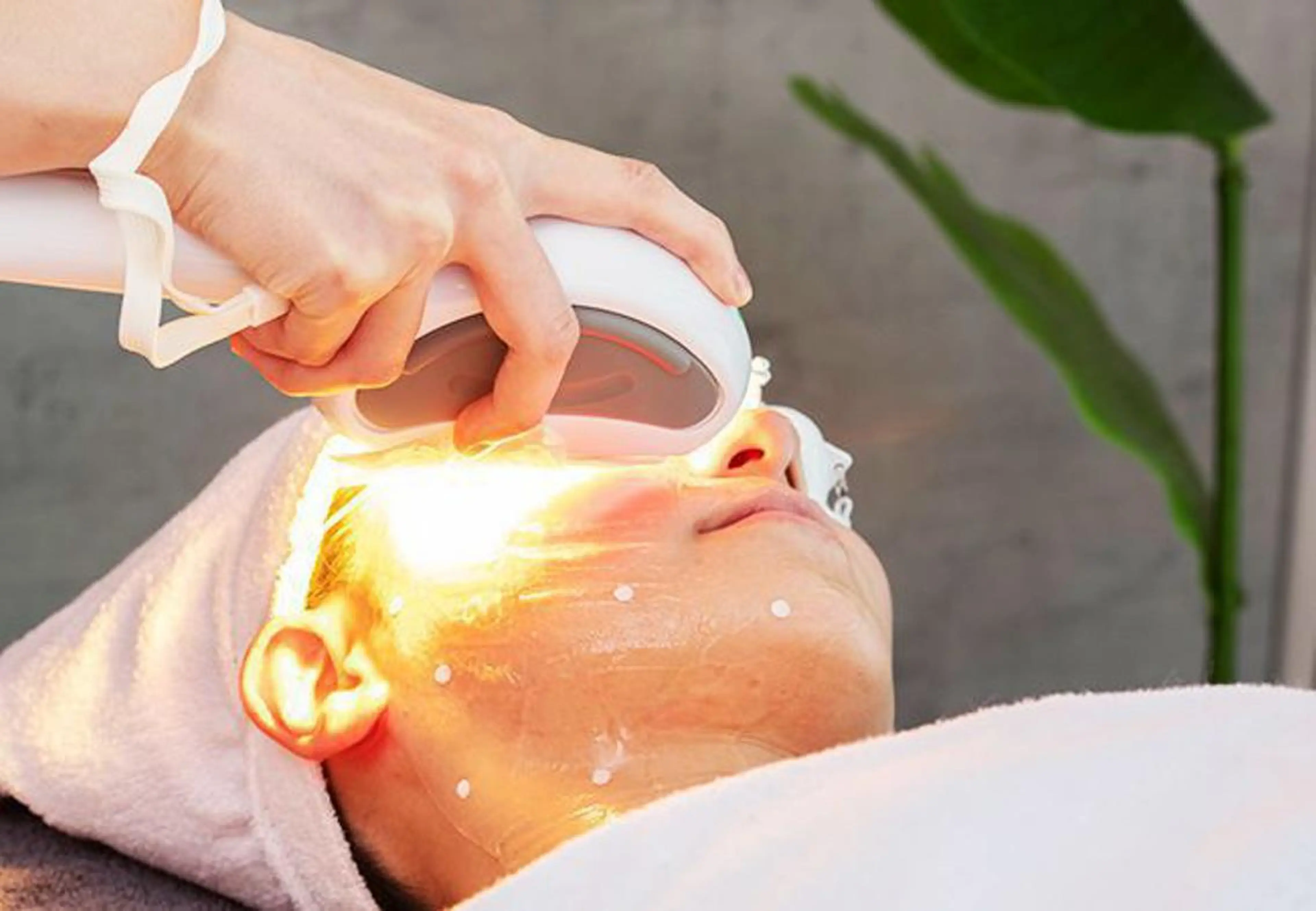 【毛穴レス透明小顔🌈60分6800円】超光リフトで女優顔⭐️ダイヤモンドピーリング付き‼️の写真