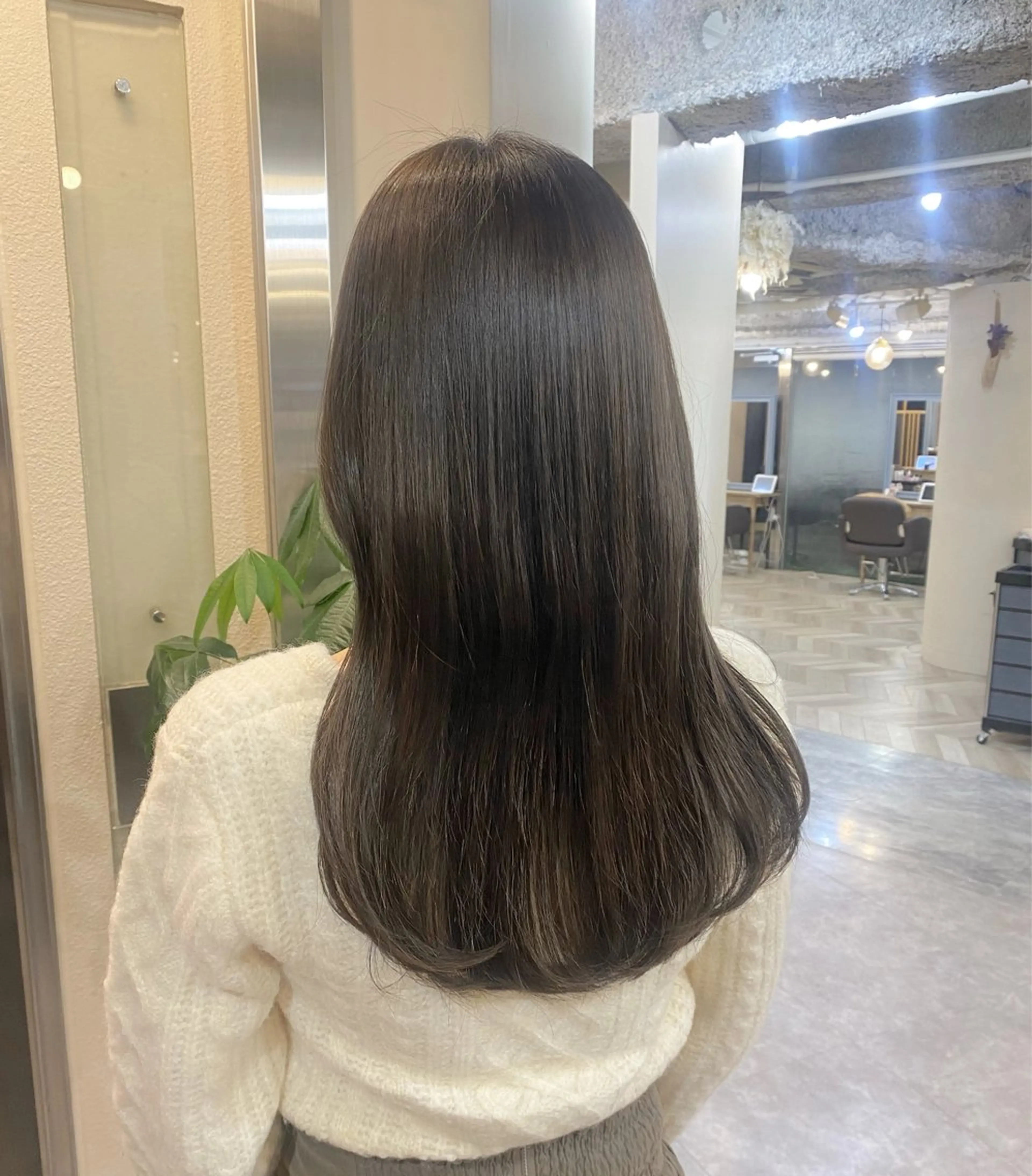 セミロング カット ヘアカラー トリートメント AYANO ／レイヤー／オリーブのヘアスタイル