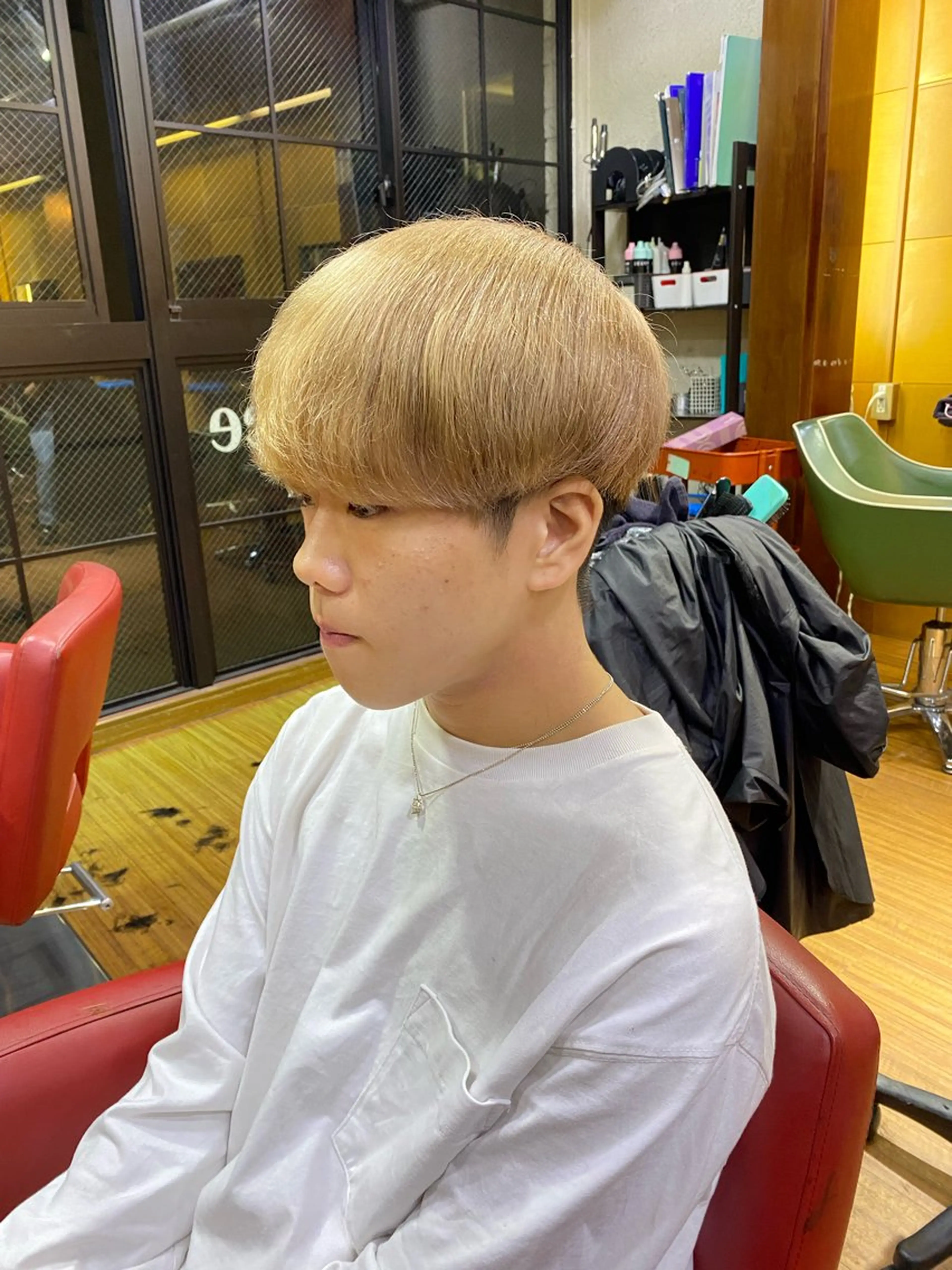 ミディアム カラー メンズ ベージュカラー ミルクティーベージュ メンズ特化 岸本 阪急六甲サロンドロイのヘアスタイル