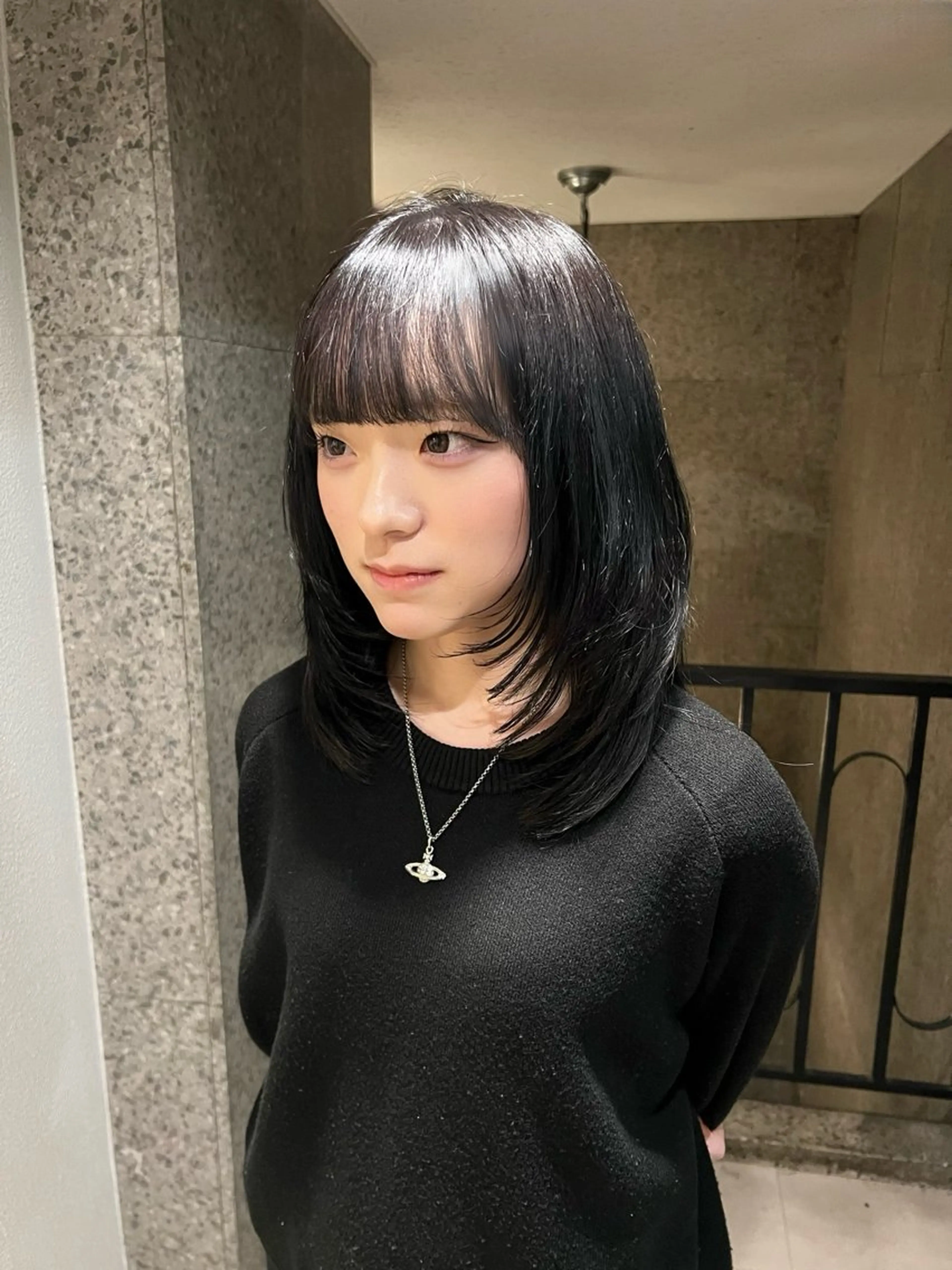 ミディアム カラー ダークグレー ダークグレージュ グレージュ レイヤーカット 塚本 希来のヘアスタイル