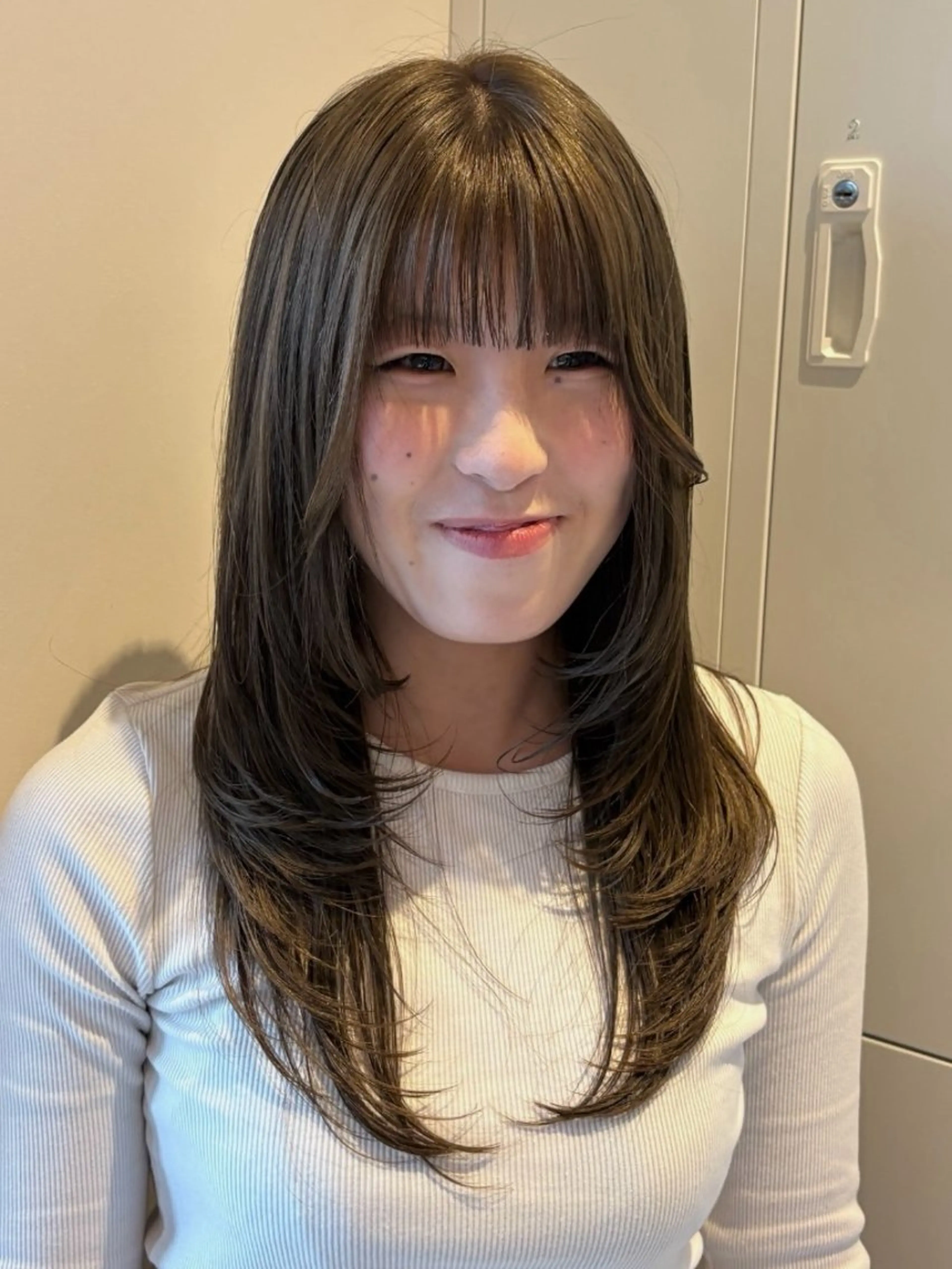 セミロング カラー ベージュカラー ブリーチ 透明感カラー オリーブベージュ オレンジ ヘアカラー トリートメント イトウ ミユのヘアスタイル