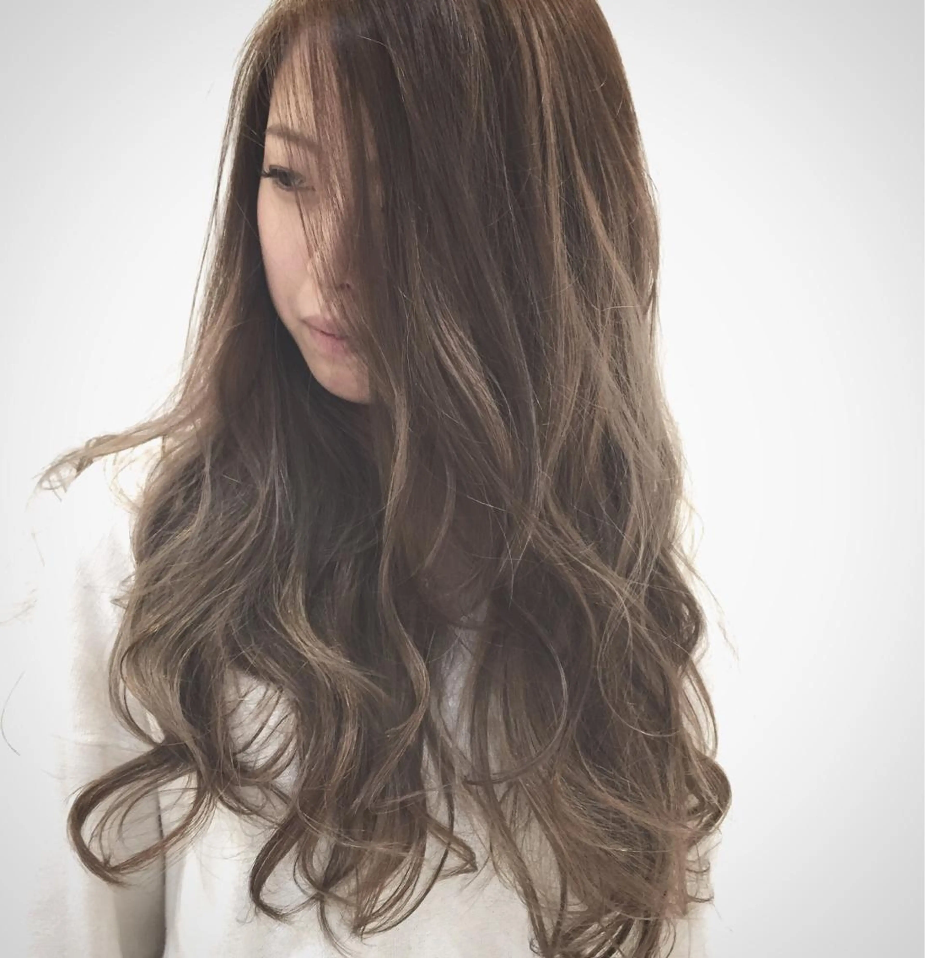 ロング カラー グレージュ ハイライトカラー 外国人風カラー ハイライト ハイトーン×髪質改善 KENTAのヘアスタイル