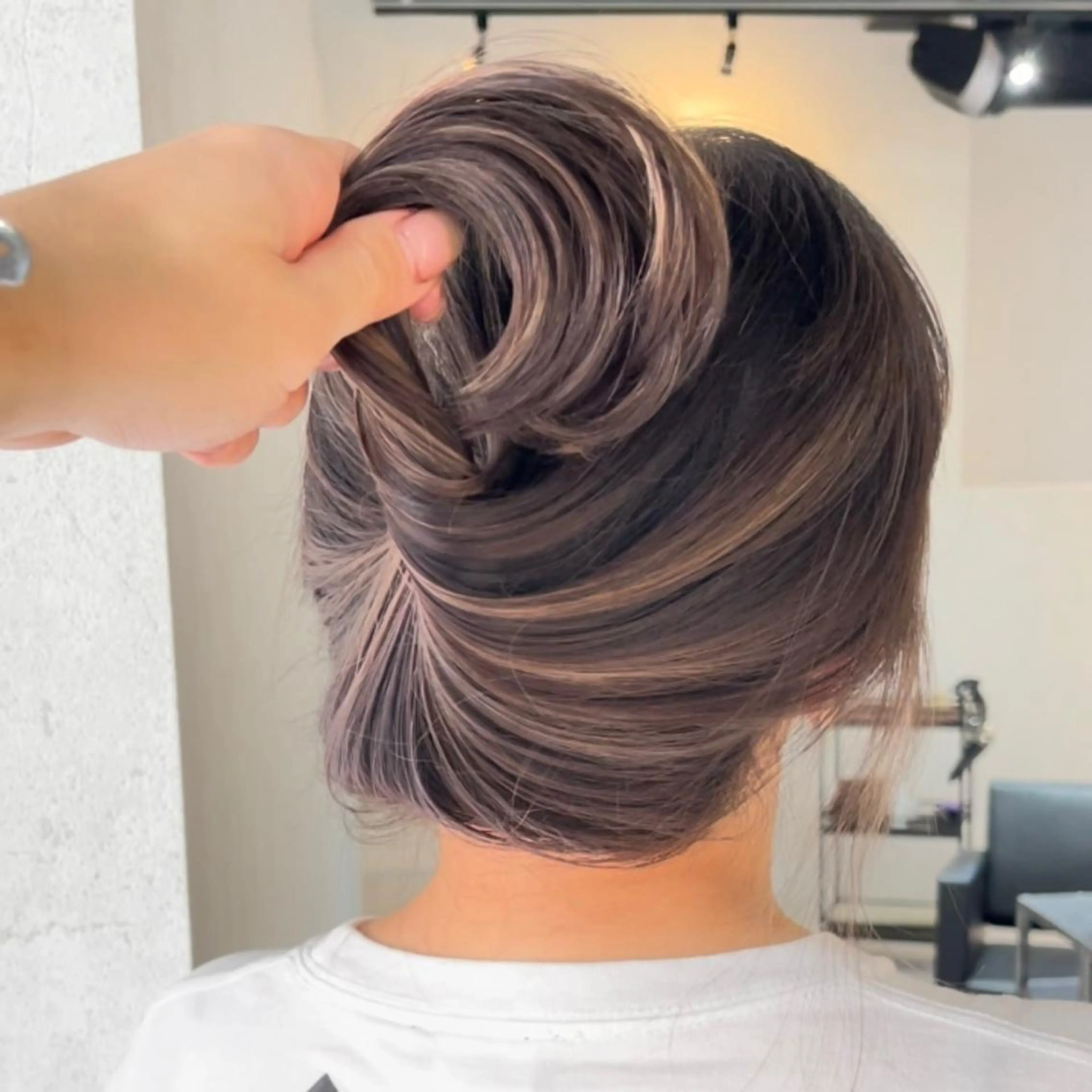 ミディアム カラー ヘアアレンジ バレイヤージュ デザインカラー ハイライトカラー 外国人風カラー ハイライト カット ヘアカラー トリートメント アンドウ ユウ/ レイヤーカット/韓国のヘアスタイル