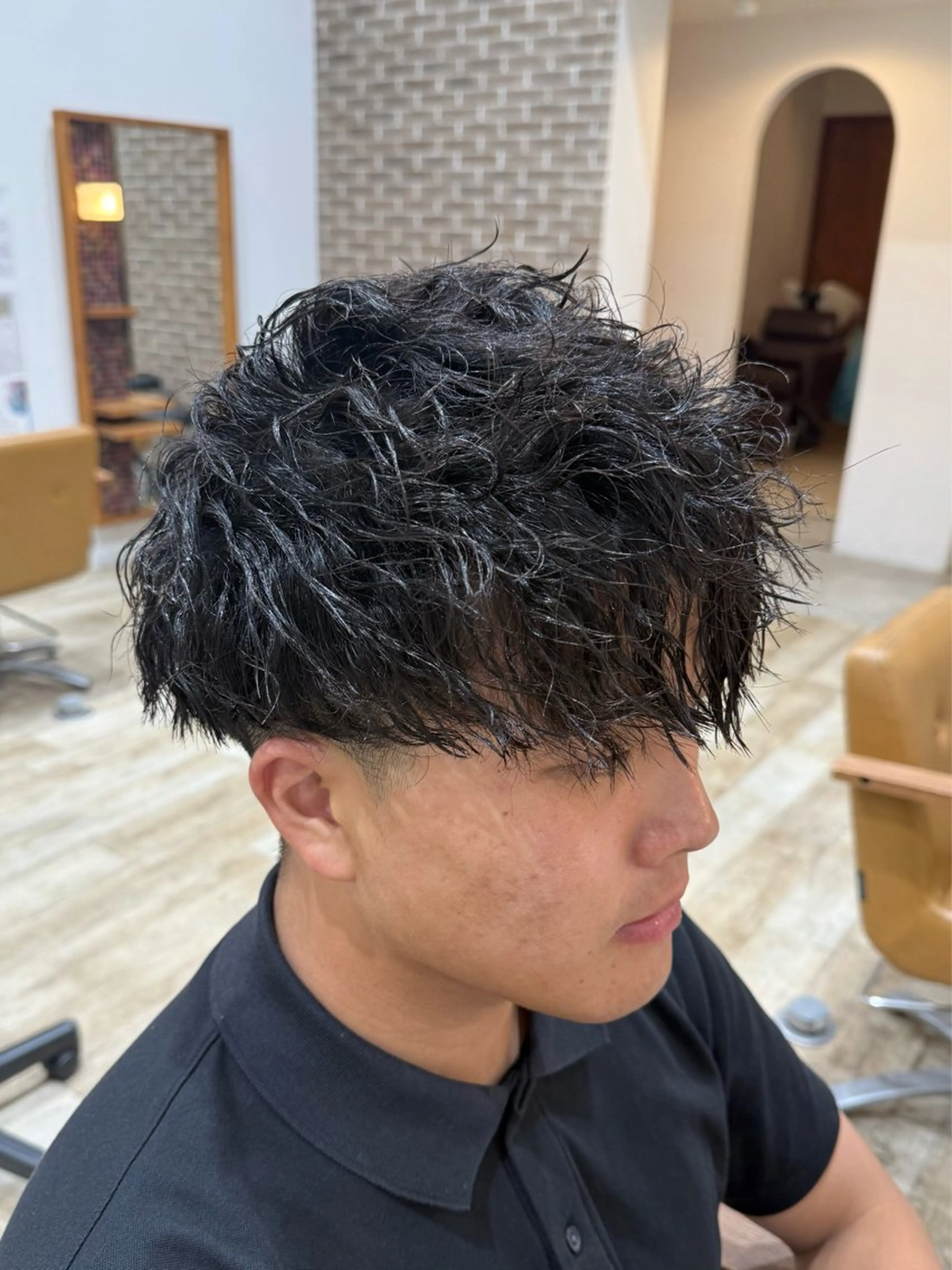 ミディアム パーマ メンズ ミディアムパーマ フェザーパーマ カルマパーマ マッシュ メンズパーマ 堀江/レイヤーカット 𝒀𝑼𝑻𝑶のヘアスタイル