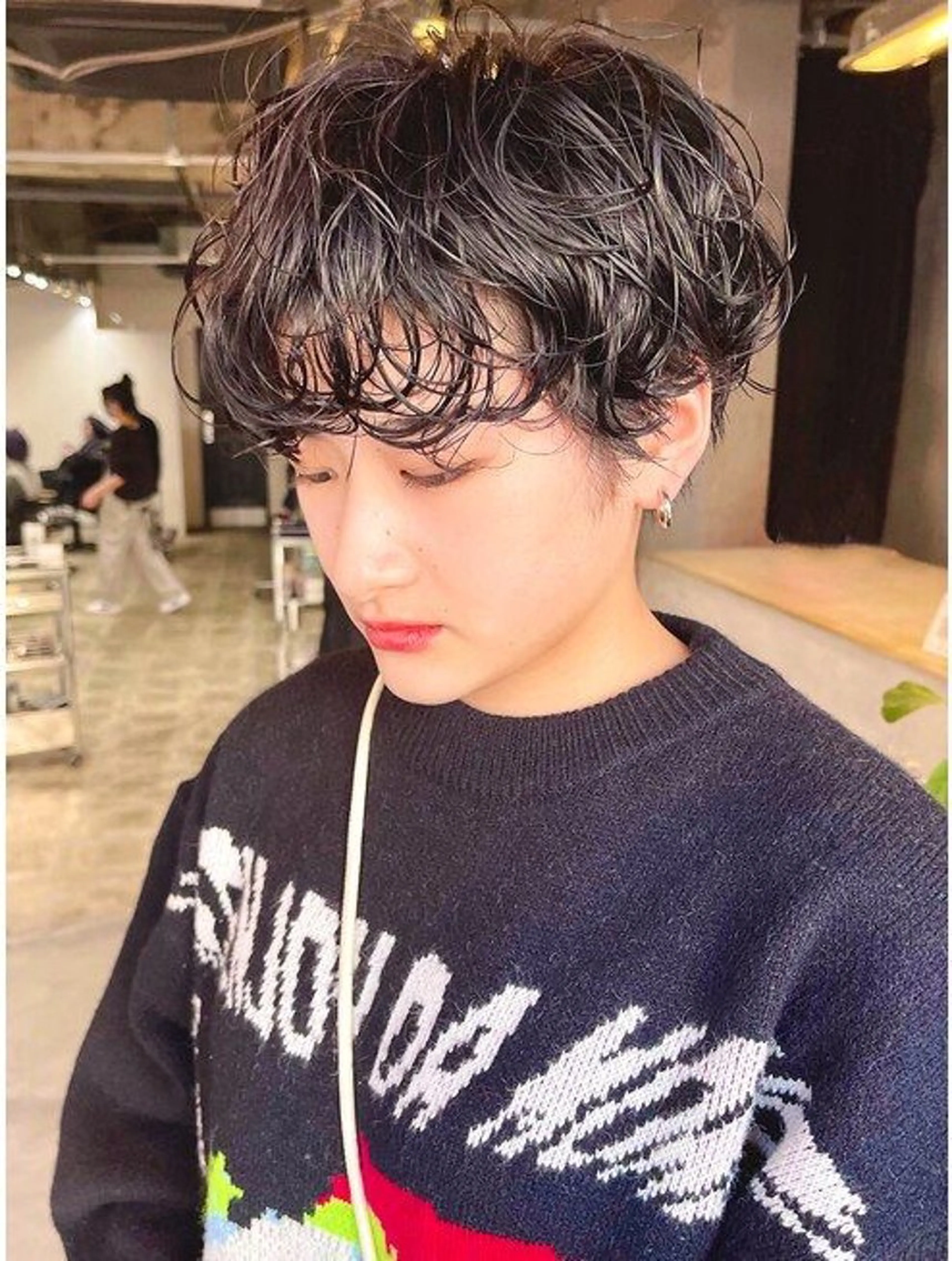 ショート パーマ 曲がる縮毛矯正 センターパートのヘアスタイル