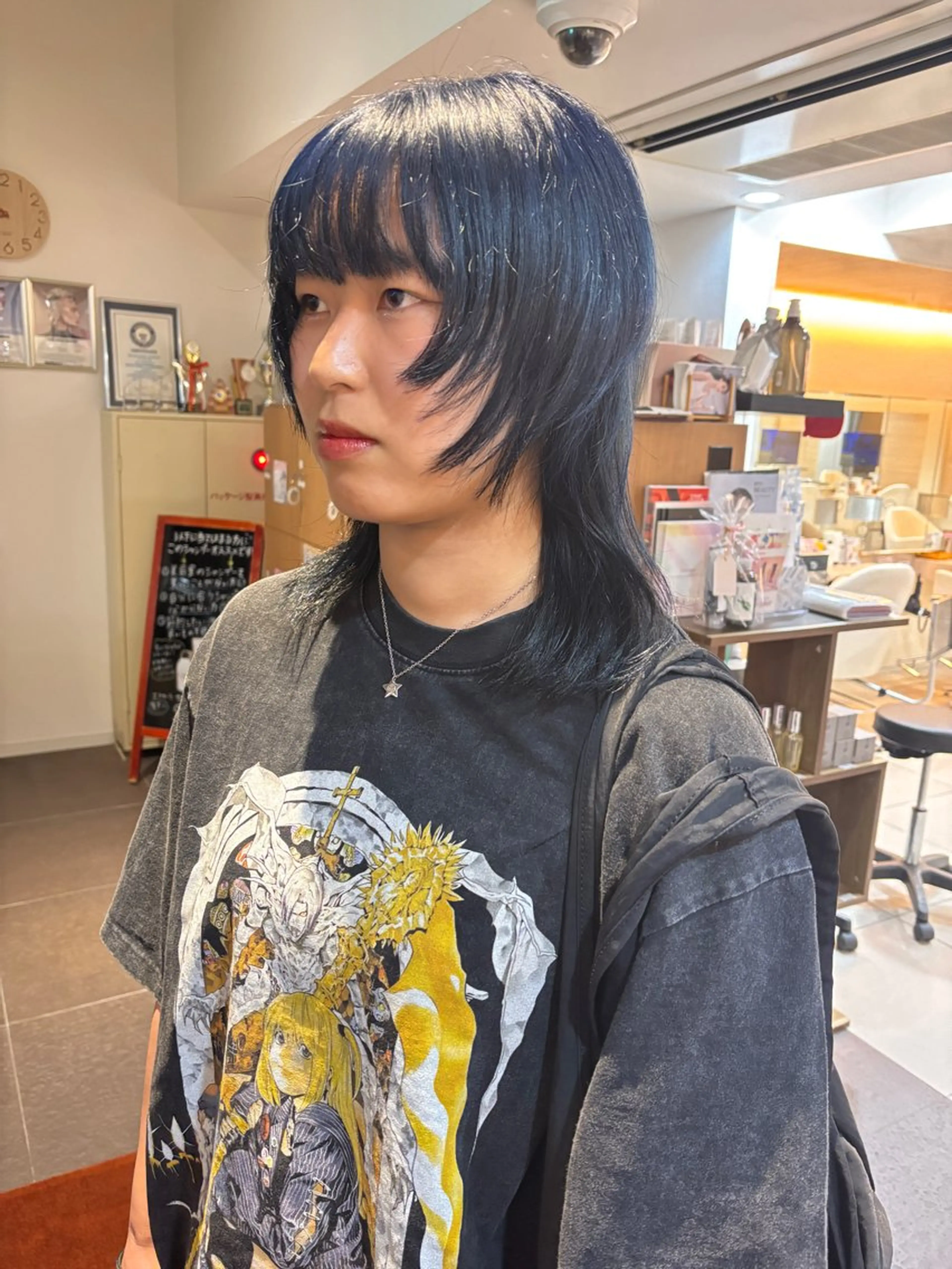 ミディアム カラー 黒髪 ブルーカラー ブルーブラック ウルフカット 透明感カラーブリーチ 🌼シゲモトアヤ🌼のヘアスタイル