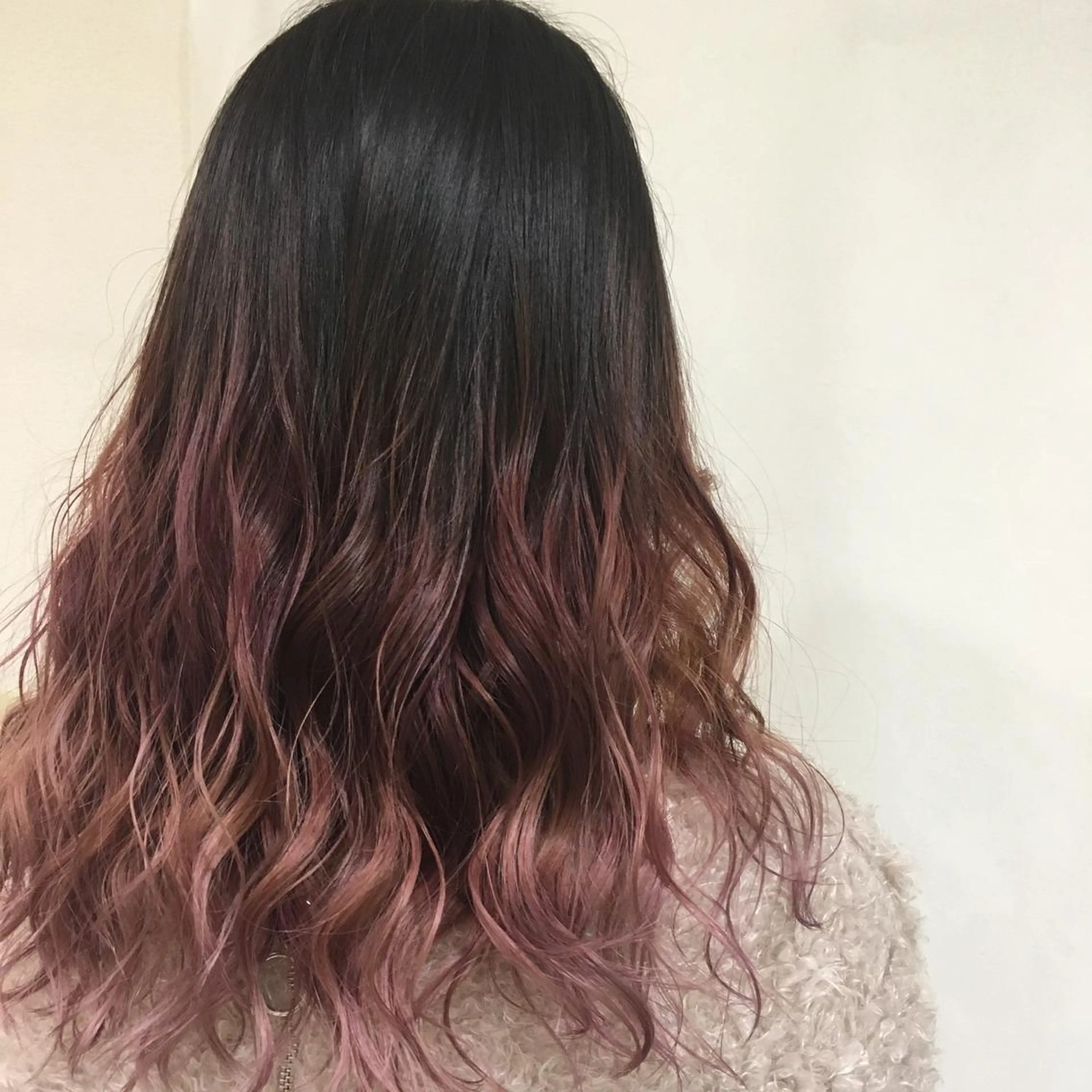 セミロング カラー ヘアアレンジ 黒髪 ブリーチ グラデーションカラー ピンクカラー きむえり/髪質改善 /うねり広がり改善のヘアスタイル