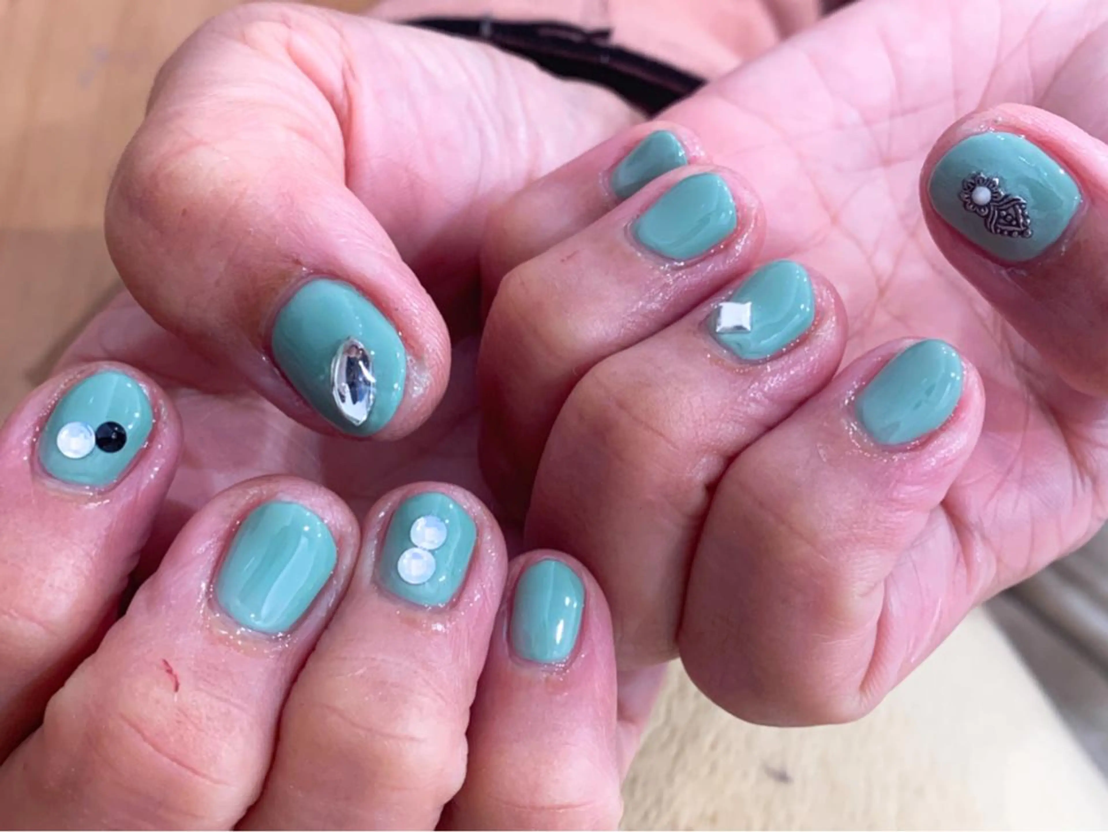 ネイル グリーン ワンカラーネイル ハンドネイル 中川 愛理のネイルデザイン