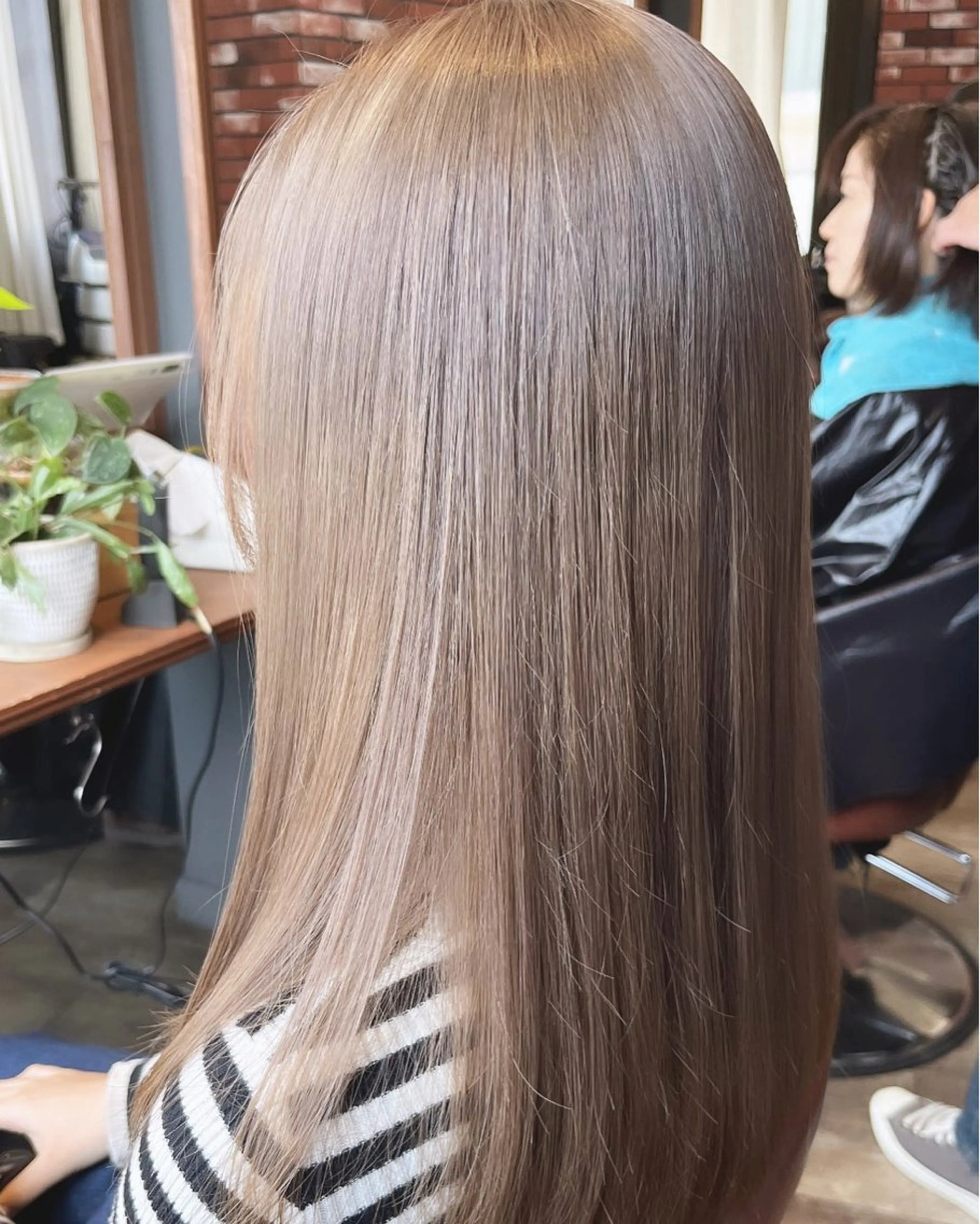 セミロング カラー ベージュカラー ミルクティーベージュ 眞壁 華子のヘアスタイル