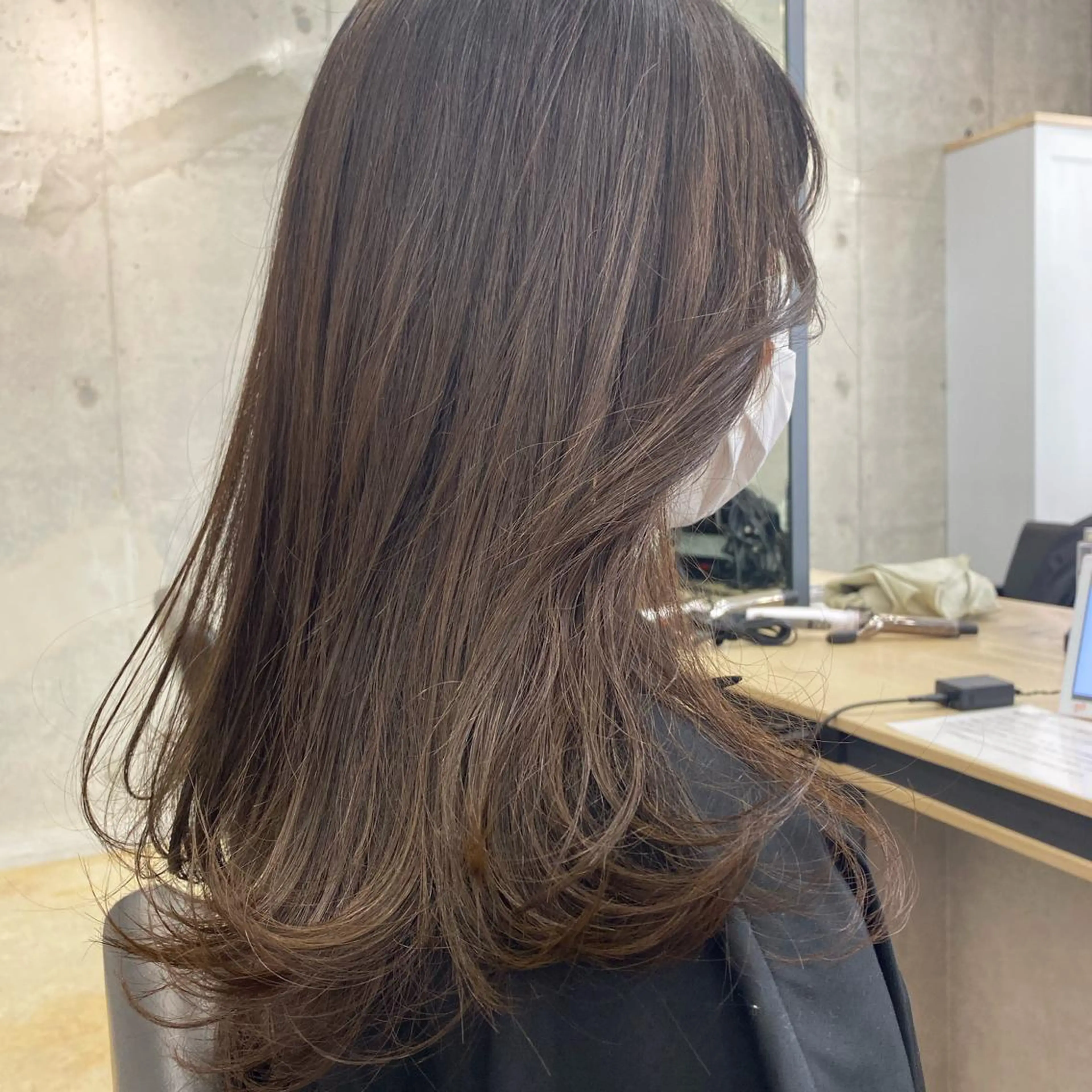 ロング カラー オリーブ/アッシュ やわらか透明感カラーのヘアスタイル