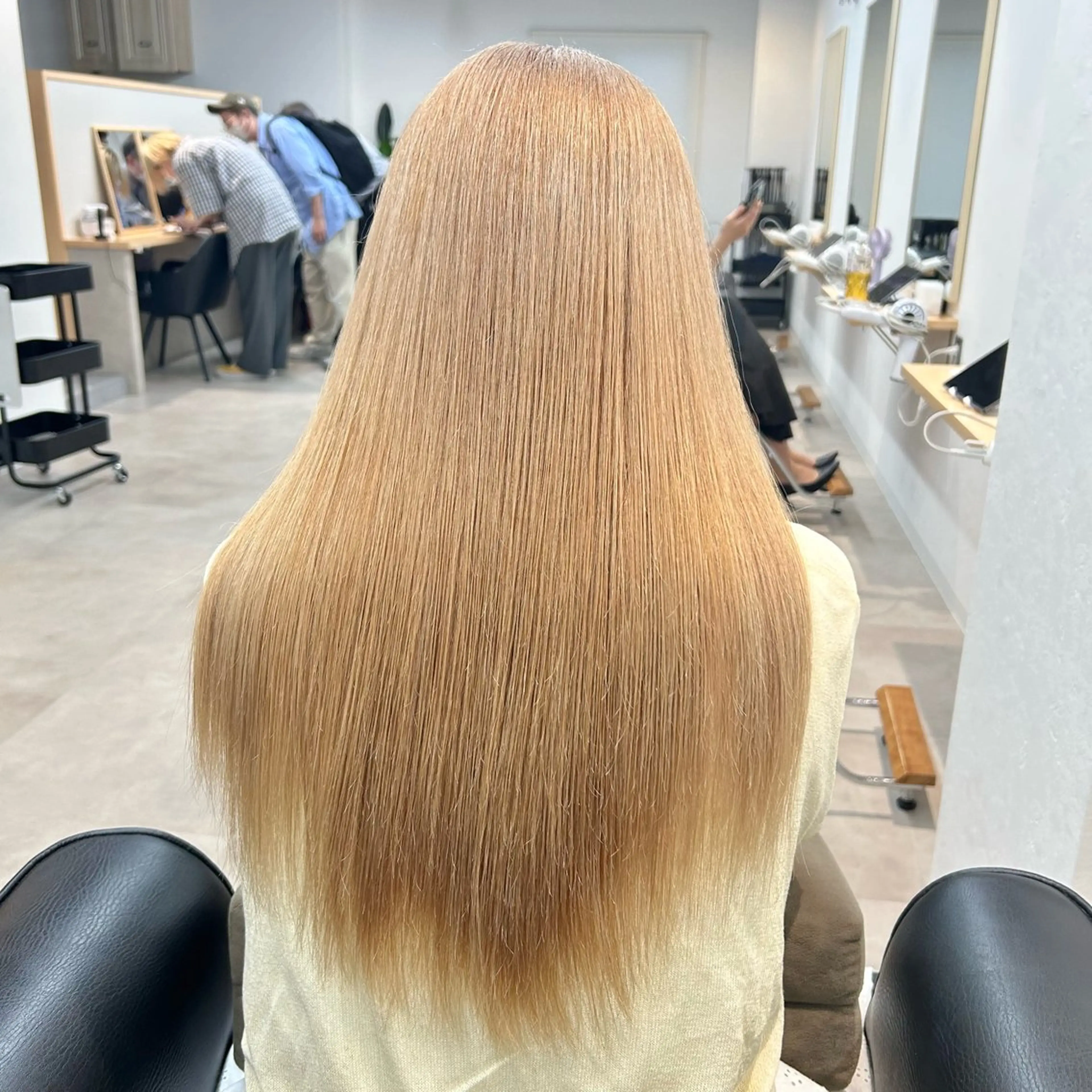 ロング カラー ベージュカラー ミルクティーベージュ ホワイトミルクティーベージュ カット ヘアカラー トリートメント 艶カラー/レイヤー/ ハイトーン/まなみのヘアスタイル