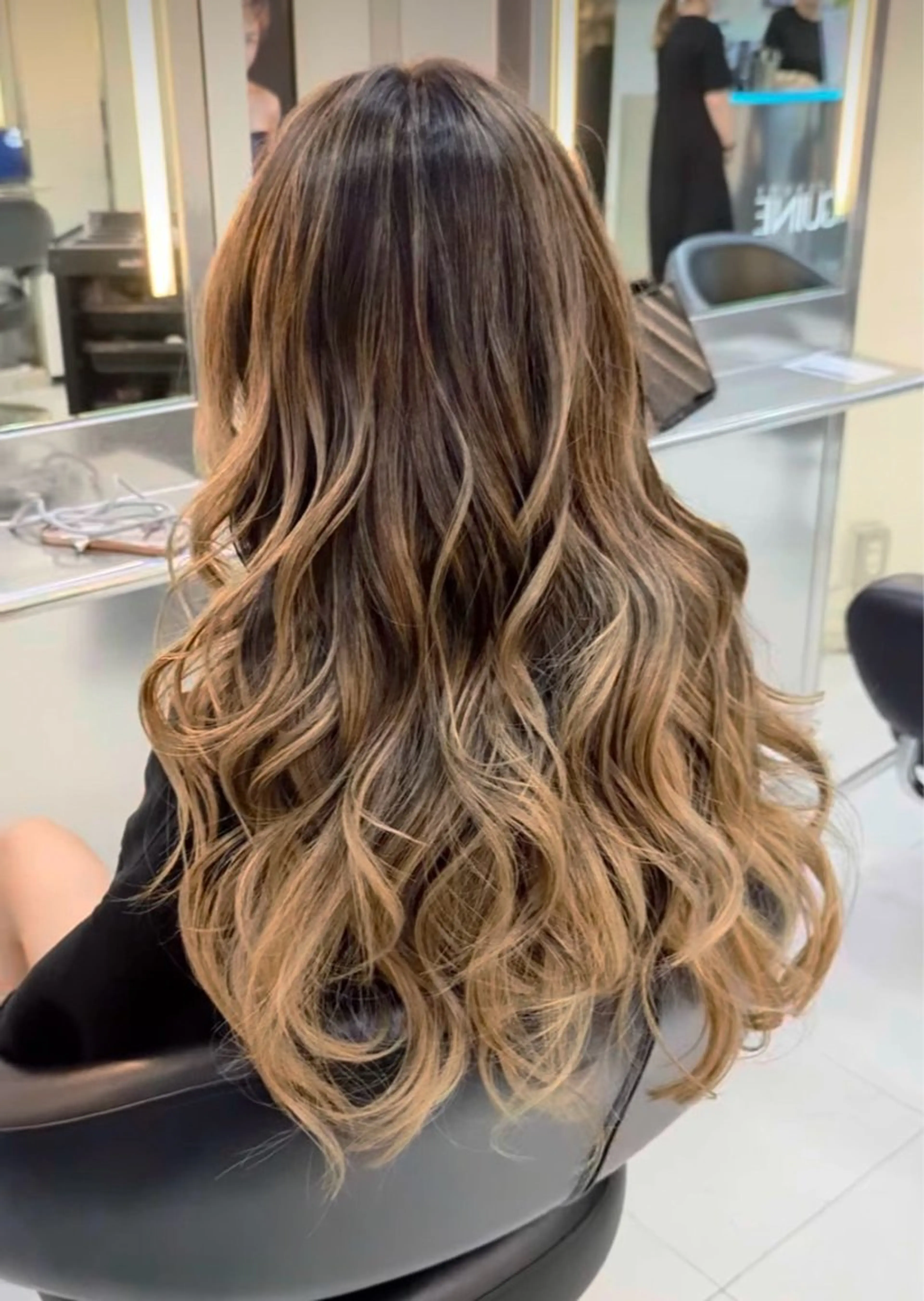 【バレイヤージュカラー🇫🇷 】 ケアブリーチ使用 ➕トリートメント  💠ロング料金💠の写真