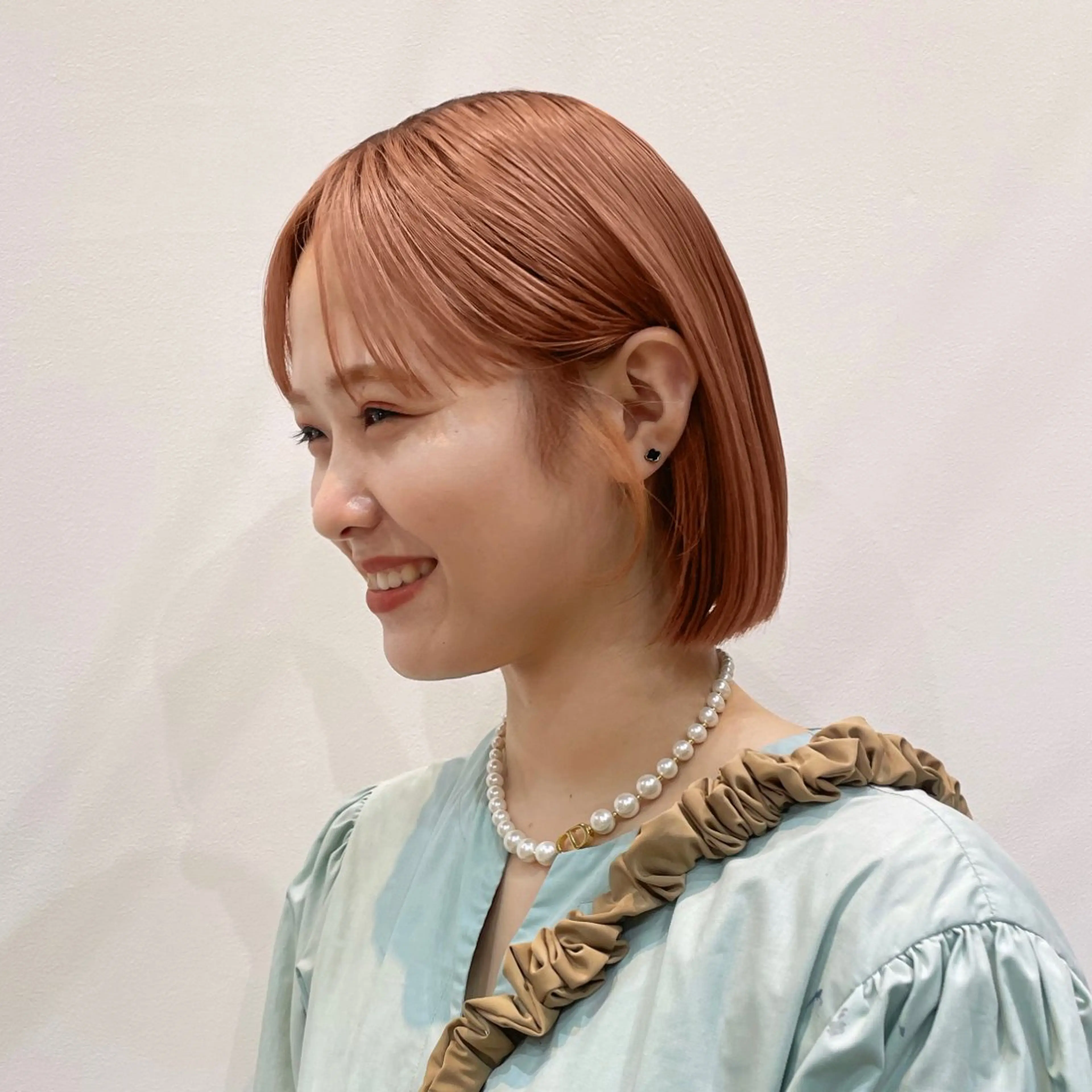 ショート カラー ベージュカラー ブリーチ ハイトーンカラー オレンジ オレンジベージュ HINA🎀韓国ヘア エクステ/小顔カットのヘアスタイル