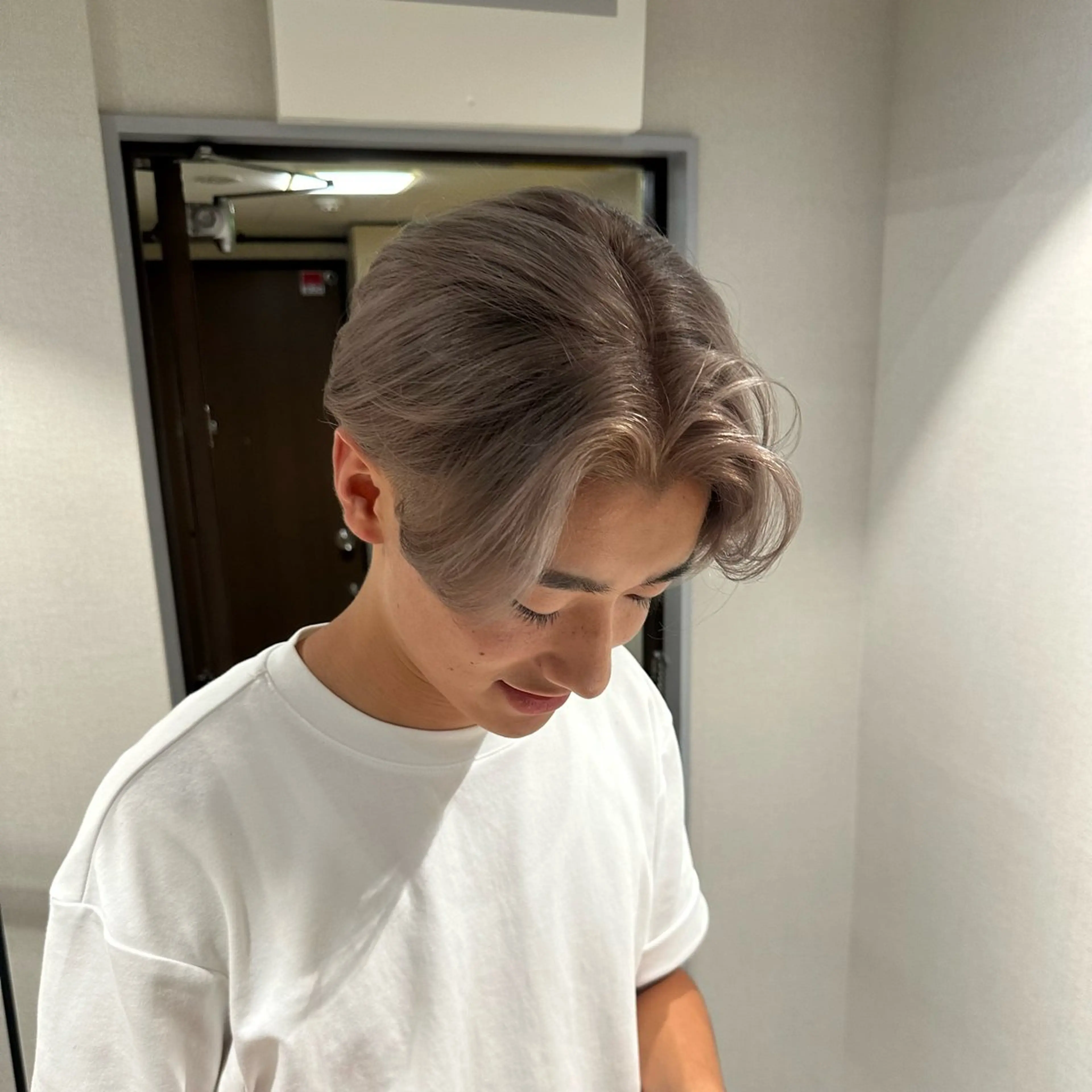 ショート カラー メンズ メンズブリーチ ブリーチ カット ヘアカラー 💈原宿指名No.1 センターパート💈のヘアスタイル