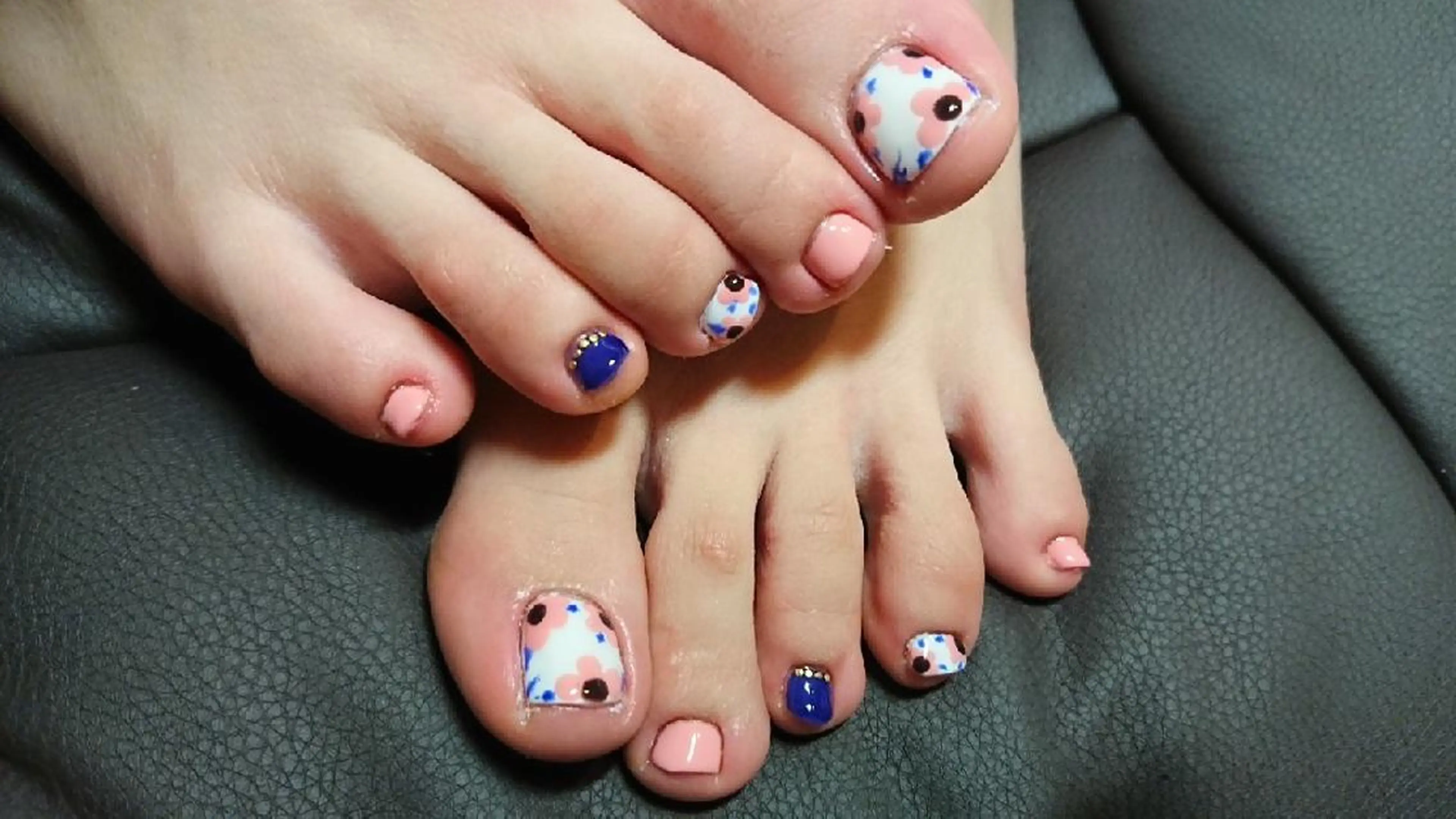 初回フットジェルネイル(他店オフ込み)フットバスケアありの写真