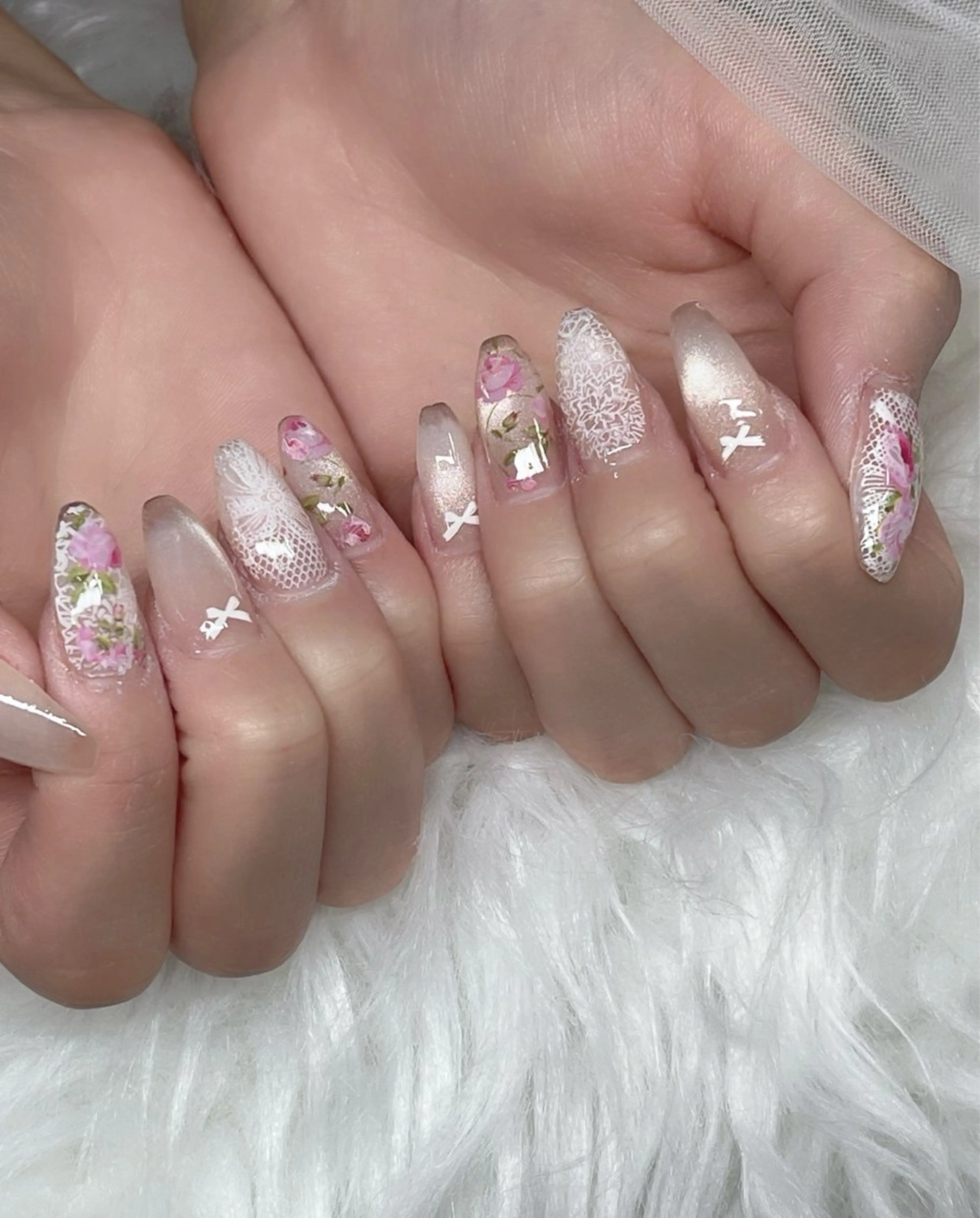 ネイル チークネイル マグネットネイル ホワイト ハンドネイル YOLO NAILのネイルデザイン