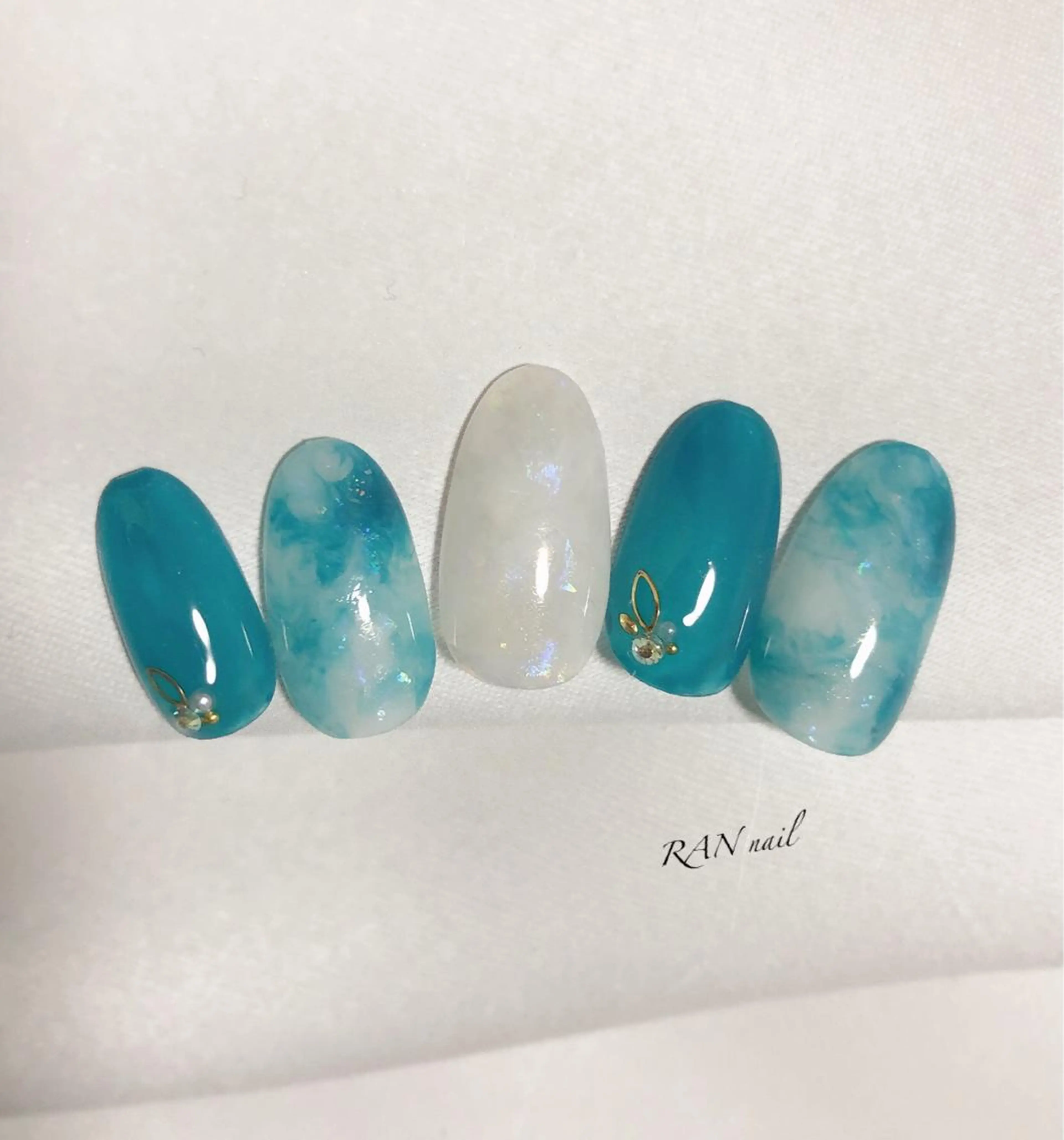 ネイル ブルー フットネイル 氷ネイル・うるうるネイル キラキラネイル オフィスネイル ハンドネイル フットネイル RAN nailのネイルデザイン