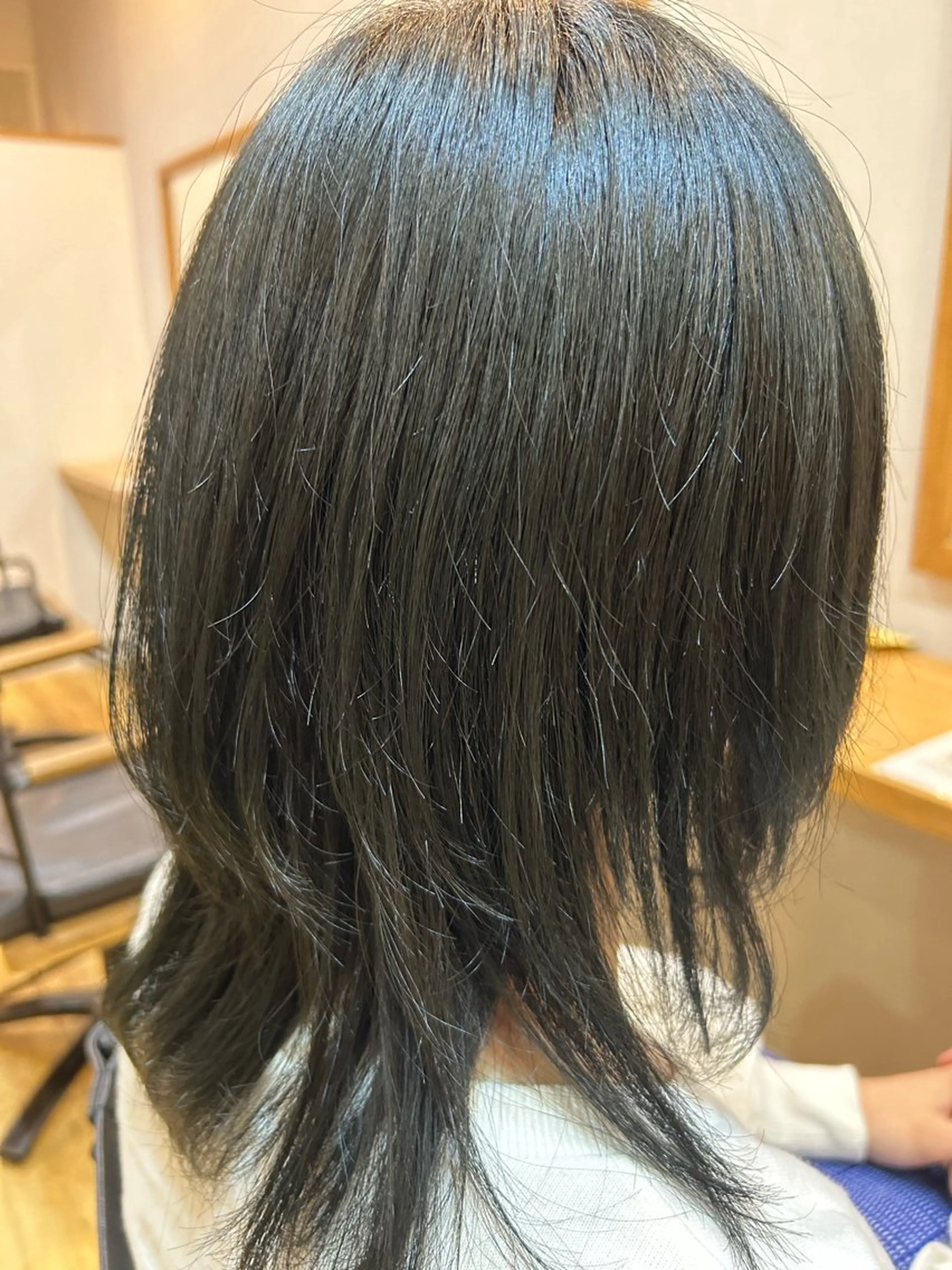 ミディアム カラー 黒髪 ブルーカラー ブルーブラック 佐藤 かののヘアスタイル