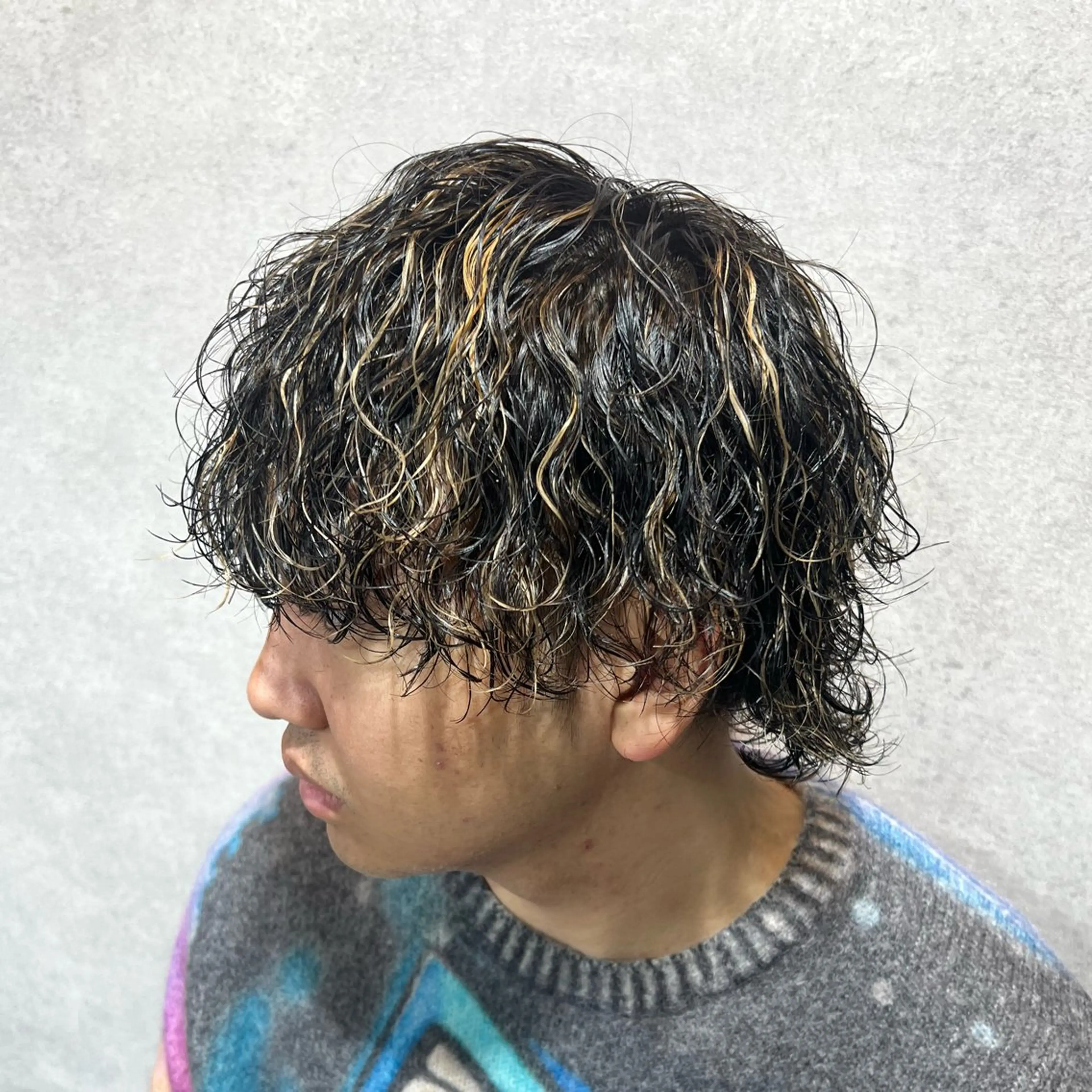 ショート カラー パーマ ヘアアレンジ メンズ センターパート メンズハイライト メンズメッシュ マッシュ メンズパーマ カット パーマ トリートメント ヘッドスパ ヘアセット 仕上がり満足度No. 1🔥BLUCK🔥のヘアスタイル