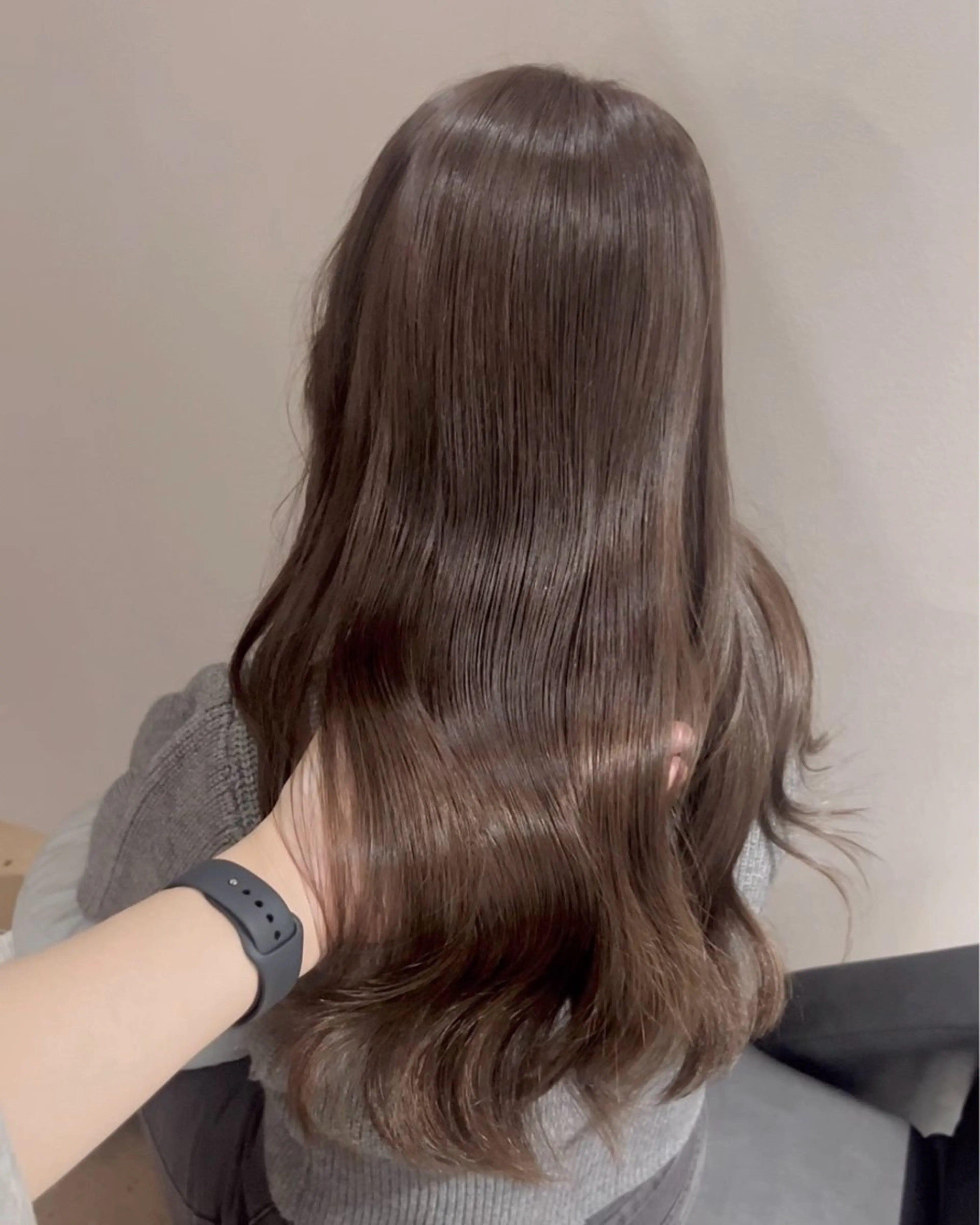 セミロング カラー パーマ アッシュ アッシュグレー アッシュグレージュ ベージュカラー ブリーチ カット ヘアカラー トリートメント akira｜ 透明感ベージュ｜梅田のヘアスタイル