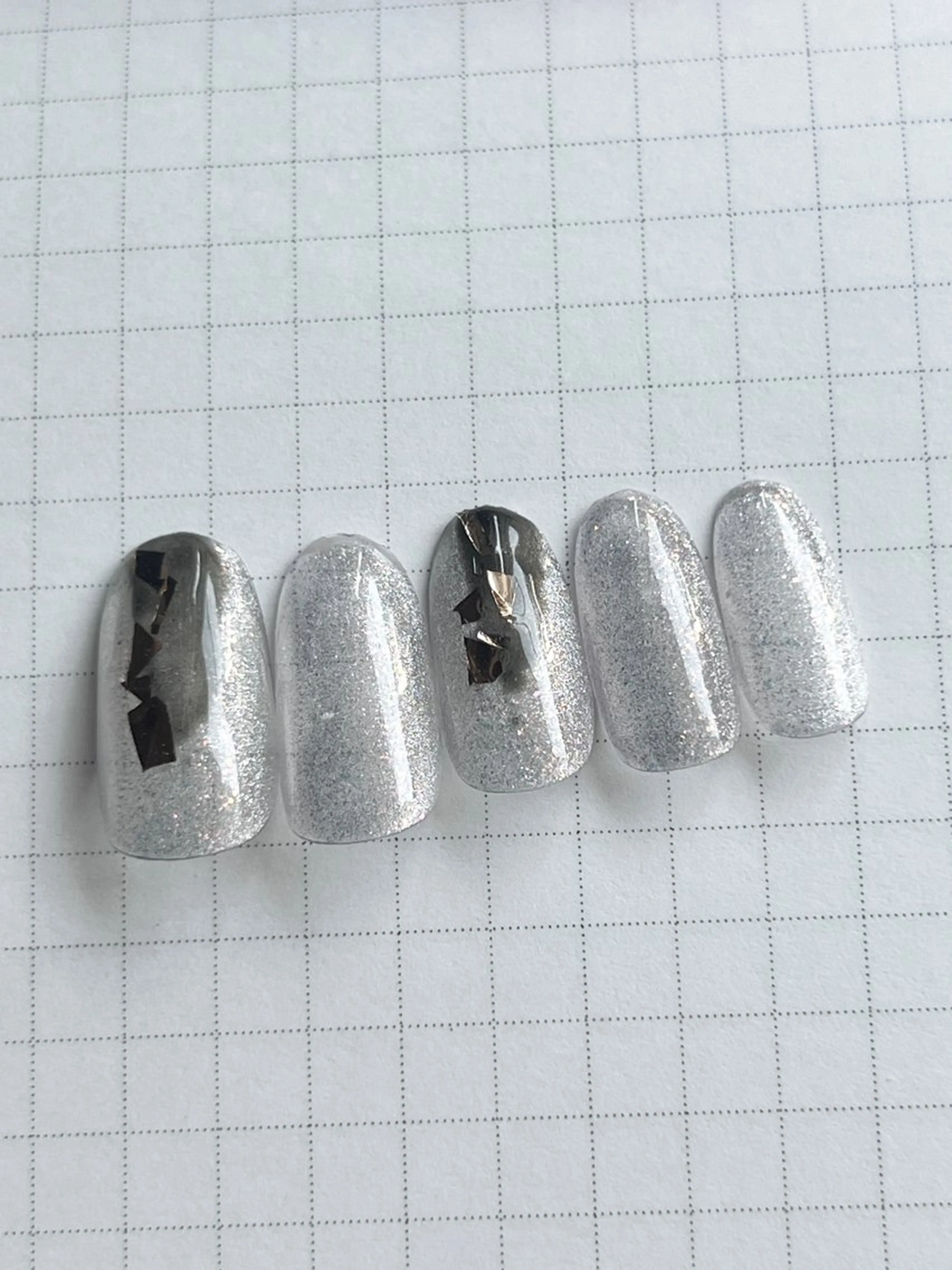 ネイル キャンアイドレッシー六本木店所属・MIKA／耳ツボ ／マグネットネイルのネイルデザイン