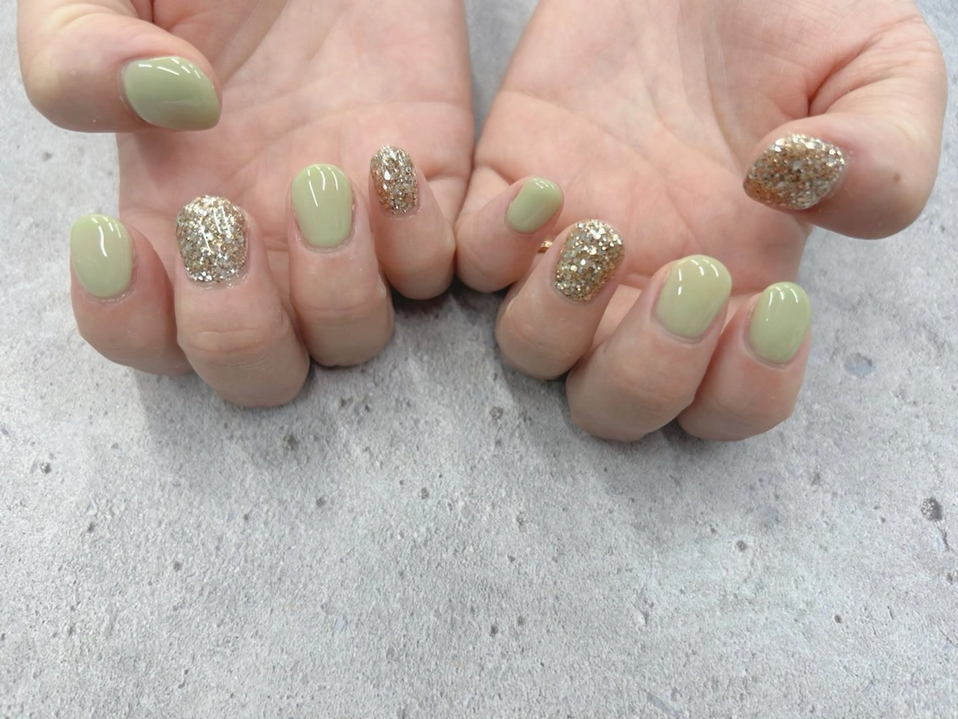 ネイル ラメ(グリッター) ピスタチオネイル ハンドネイル agré ネイルサロン　アグレのネイルデザイン