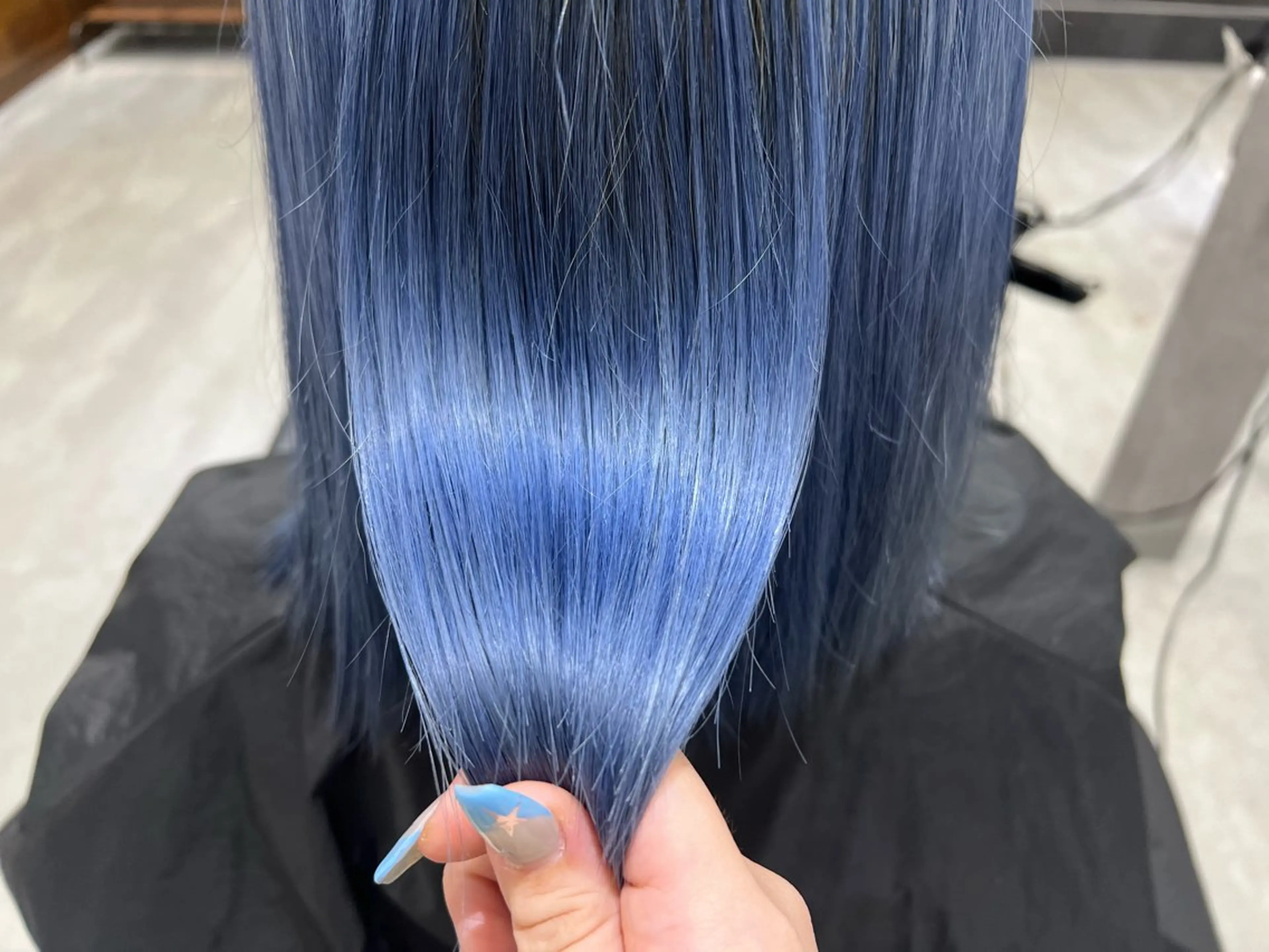 ミディアム カラー ブリーチ ブルーカラー 透明感カラー ネイビーカラー ショート/ウルフ カットモデル募集のヘアスタイル