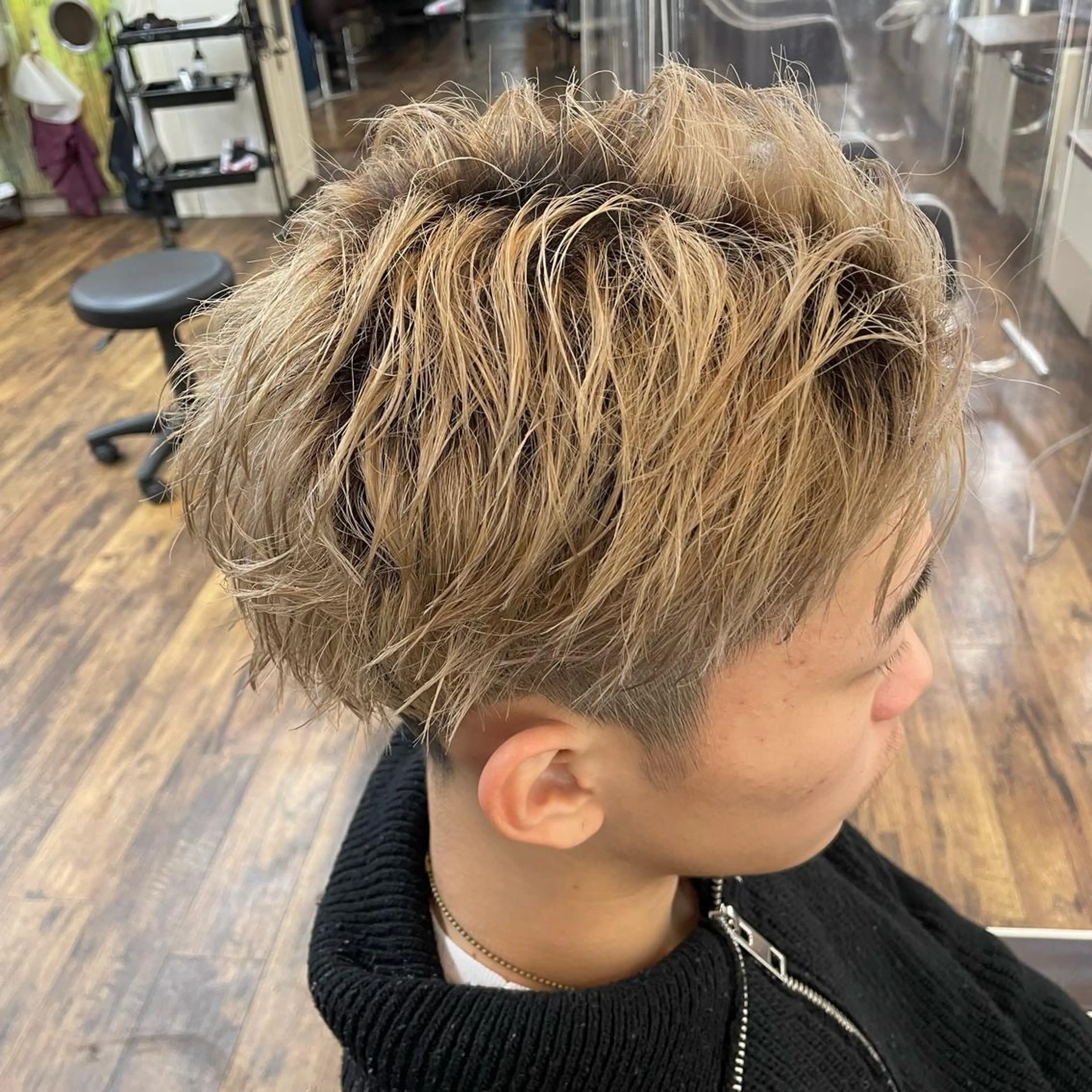 ショート カラー メンズ メンズハイトーン ベージュカラー ハイトーンカラー カット ヘアカラー MAQUM所属・【メンズ特化】渡部 京弘/パーマのヘアスタイル