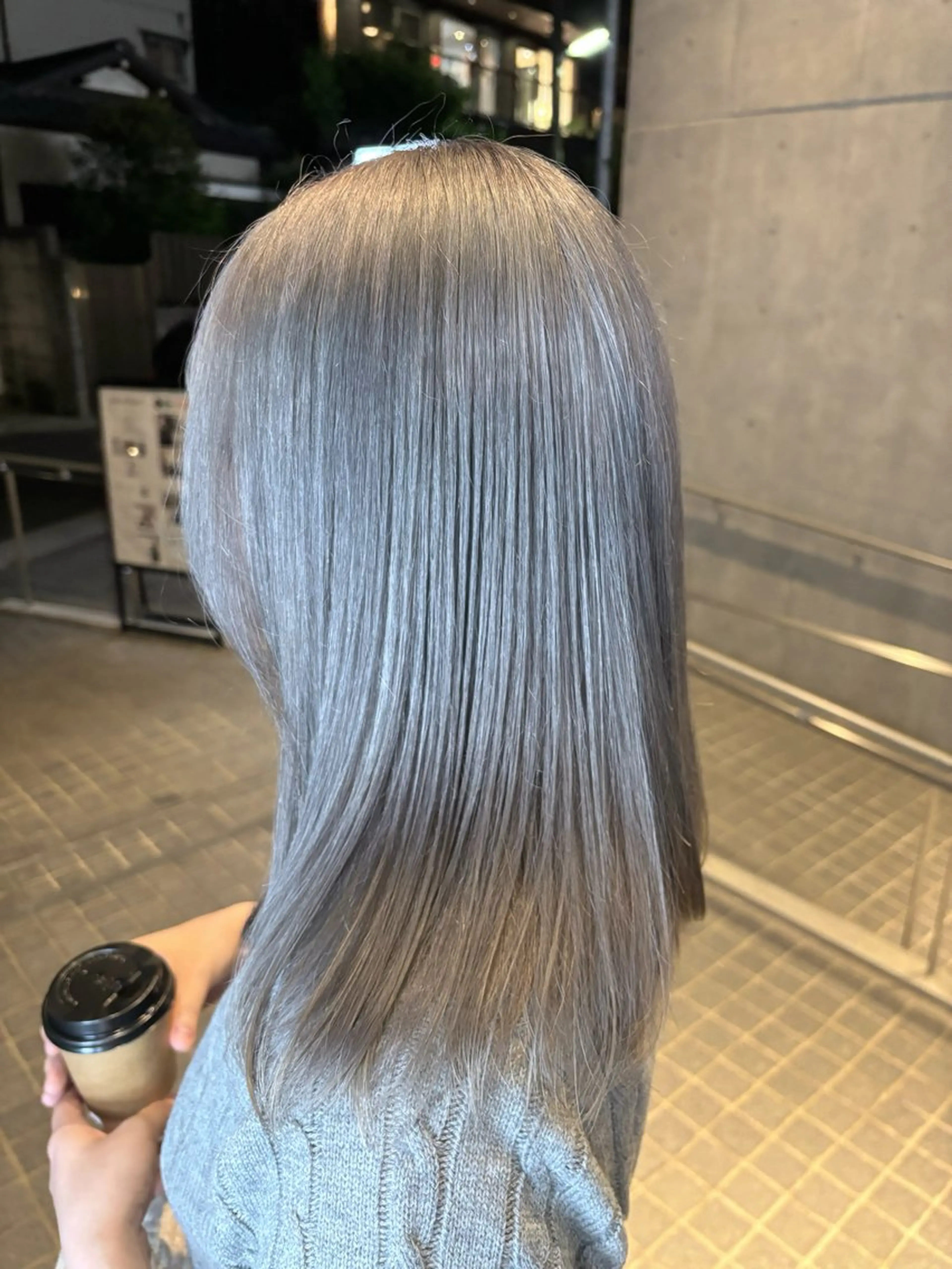 セミロング カラー ヘアカラー 一目惚れ艶ハイトーン バンド/しほのヘアスタイル