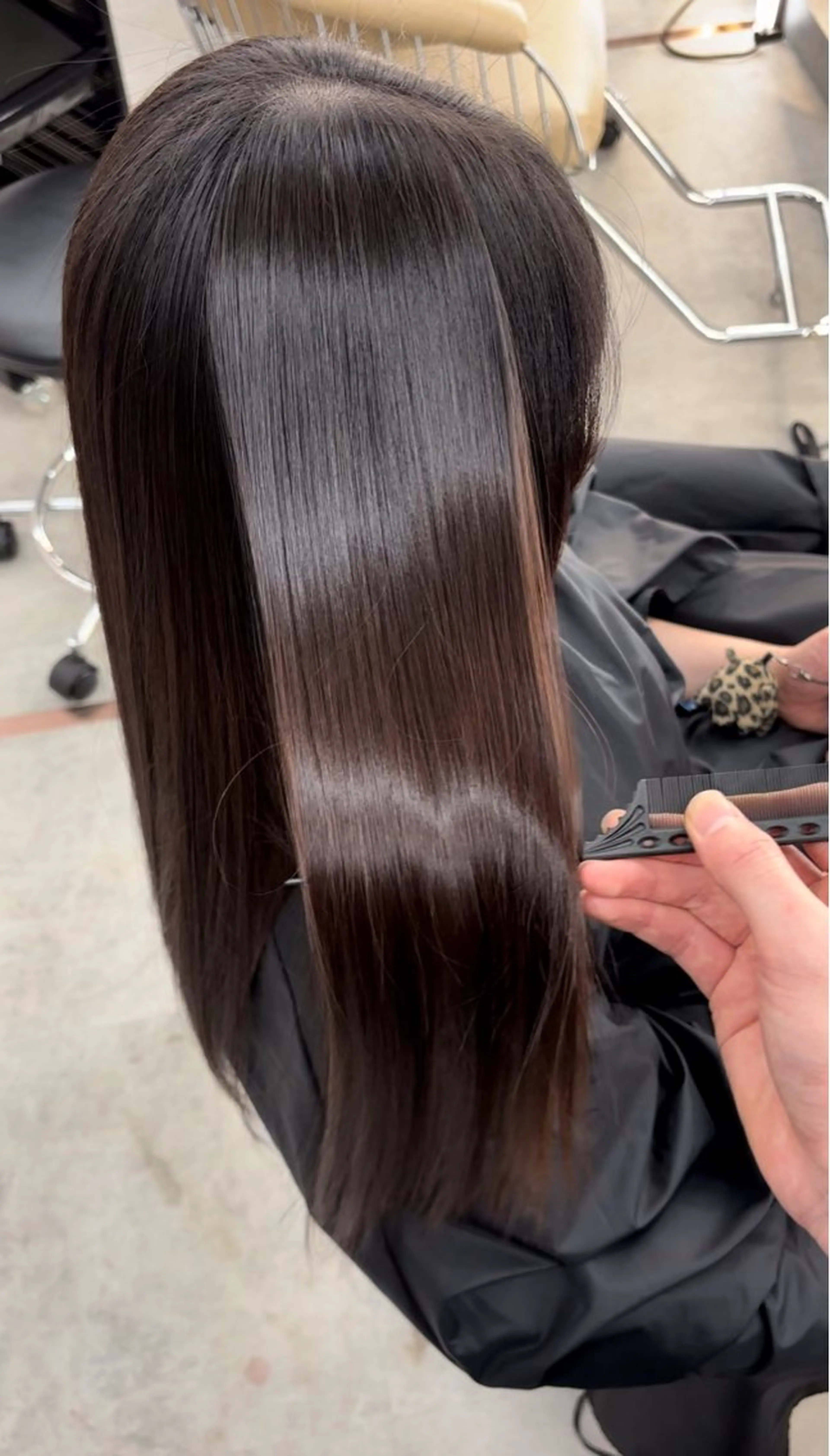 ロング カラー パーマ カット ヘアカラー 縮毛矯正 トリートメント 髪質改善|透明 感カラー🩵レイヤーのヘアスタイル