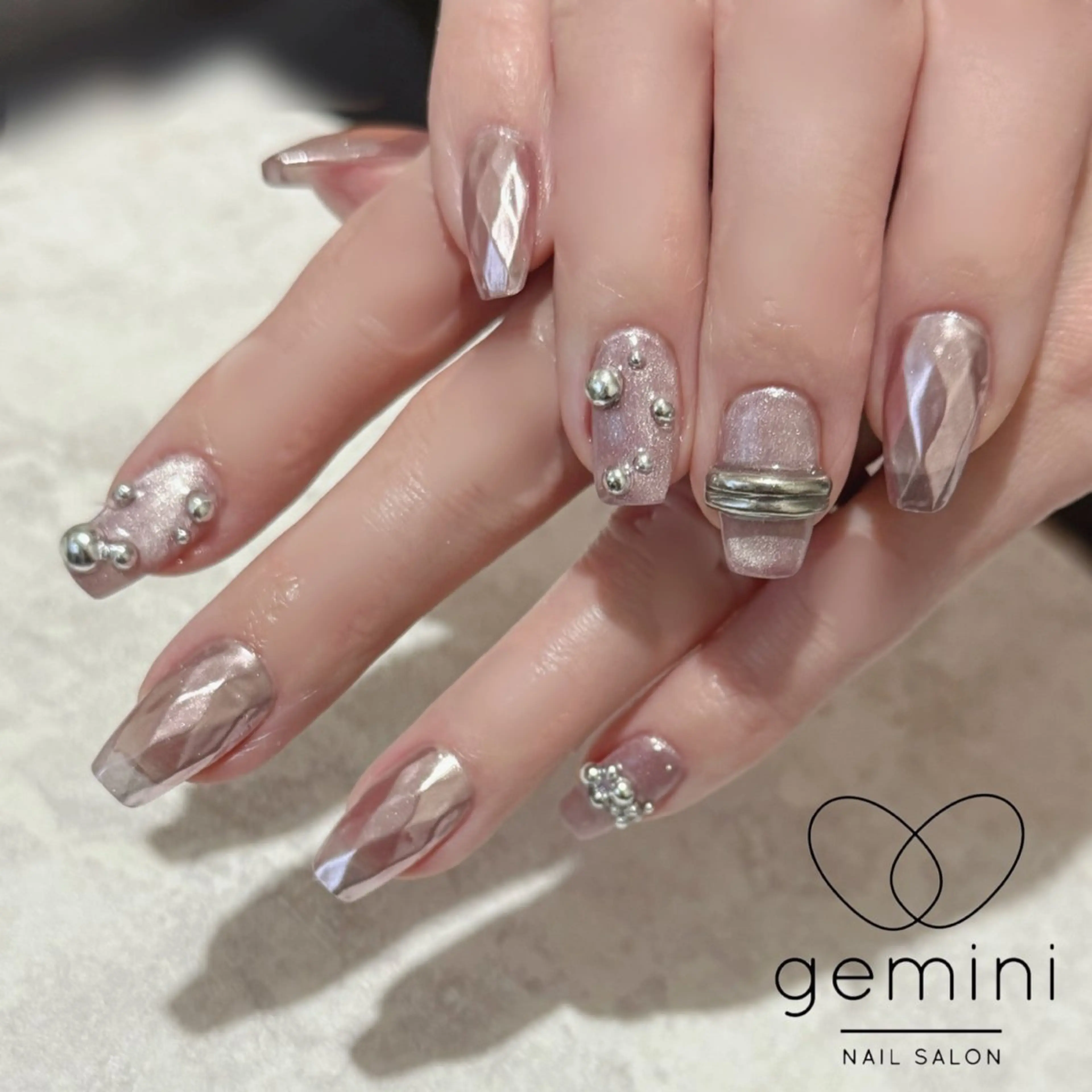 ネイル ミラーネイル ピンク ネイルチップ 滝田 小枝のネイルデザイン