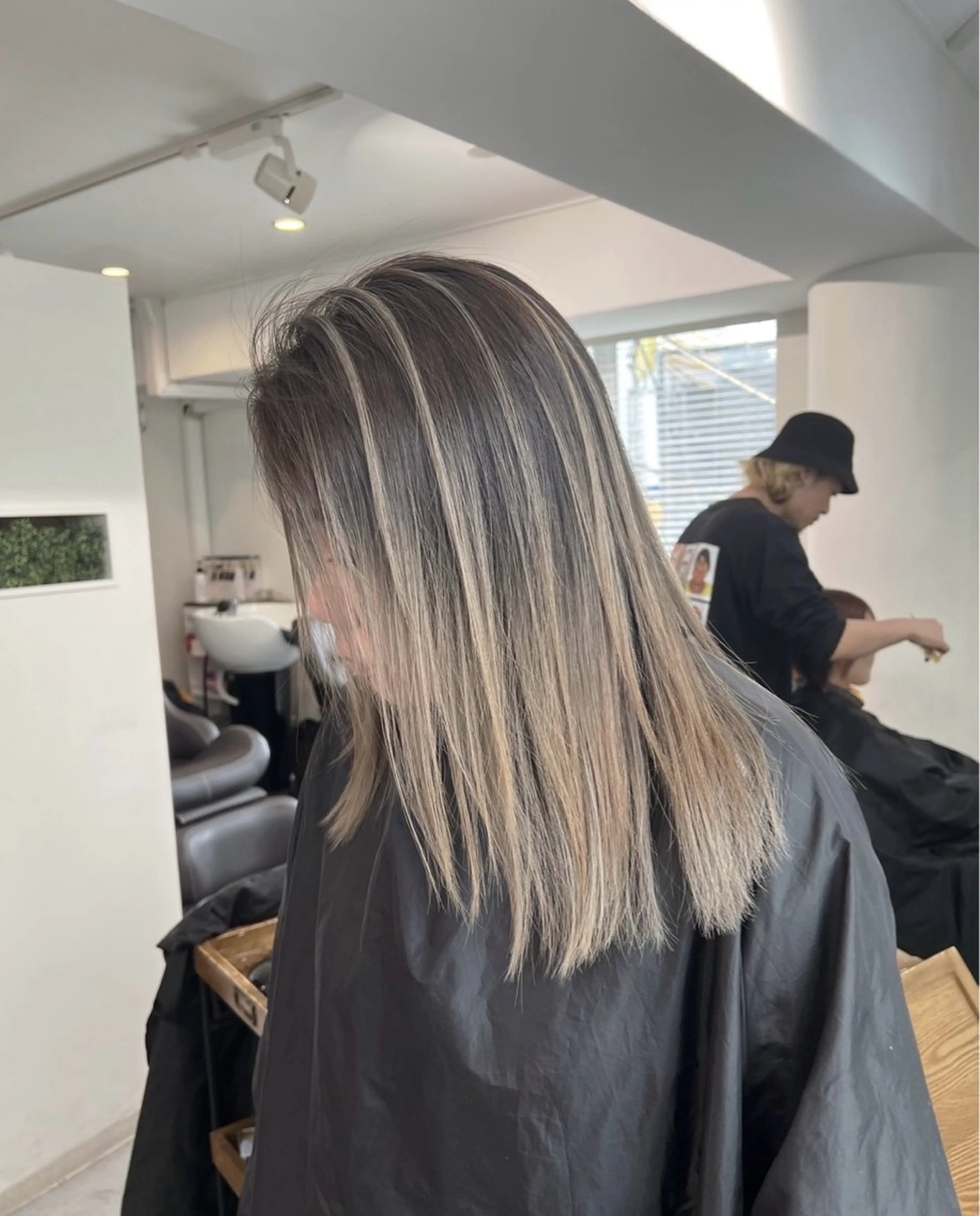 ミディアム カラー バレイヤージュ ベージュカラー ホワイトベージュ レイヤーカット ヘアカラー トリートメント 指名数No.1 /NAOYAのヘアスタイル