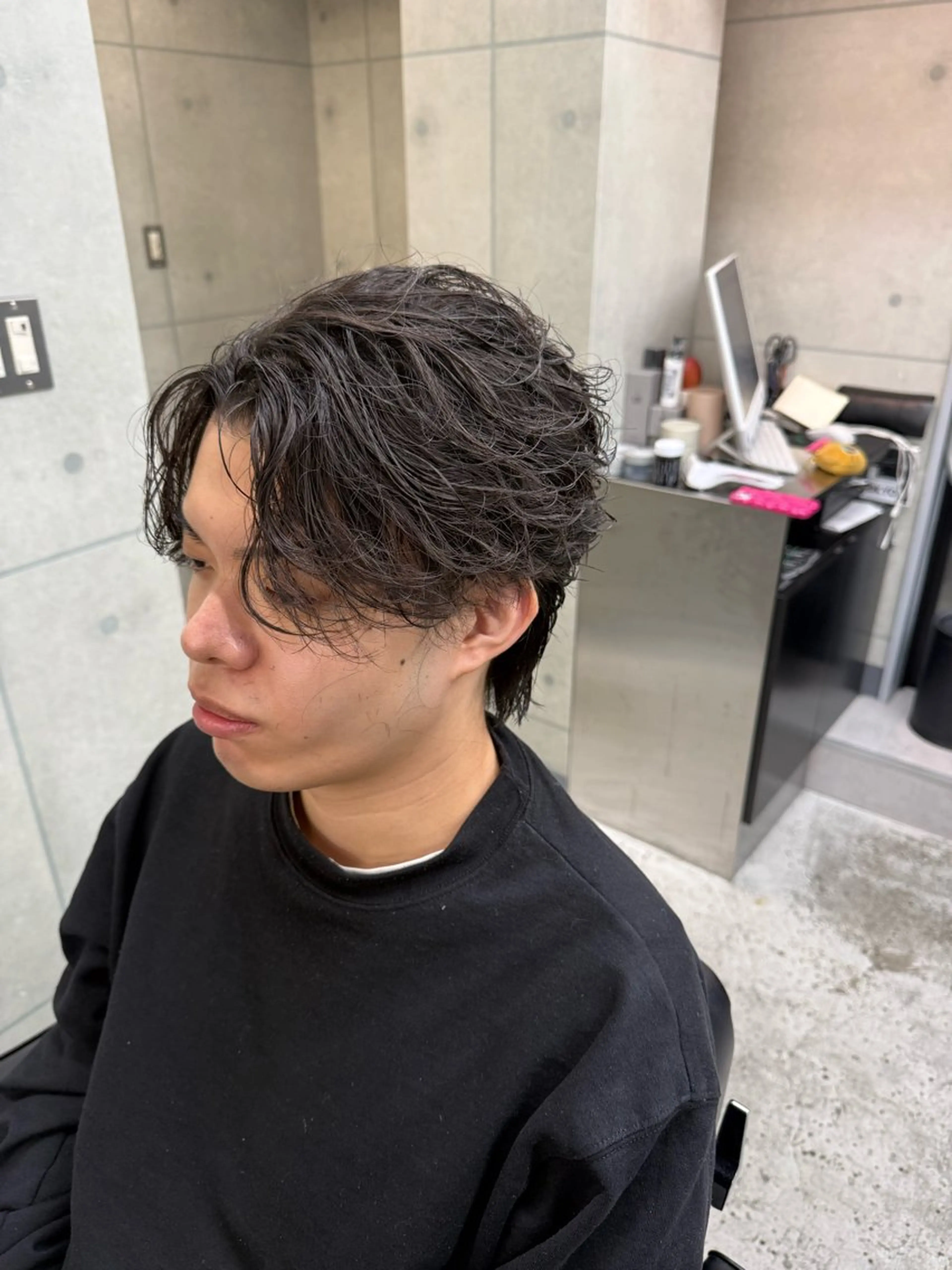 ミディアム パーマ メンズ ミディアムパーマ メンズブリーチ センターパート フェードカット フェザーパーマ CHROM TOKYO A.L.T所属・【メンズ・カット】 藪 清正のヘアスタイル