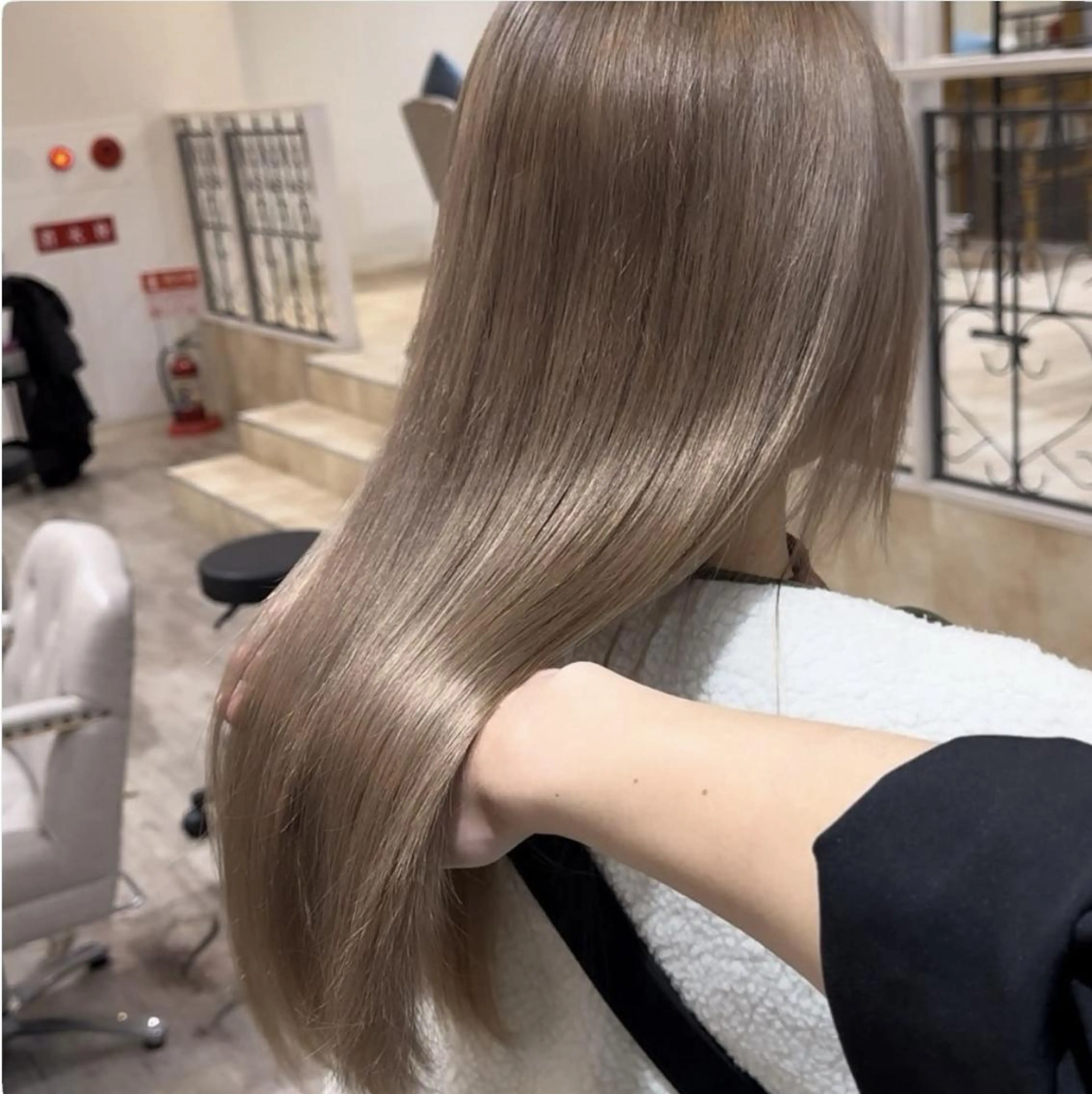 セミロング カラー ベージュカラー ブリーチ ケアブリーチ ミルクティーベージュ lafithhair sunny 淡路店のヘアスタイル