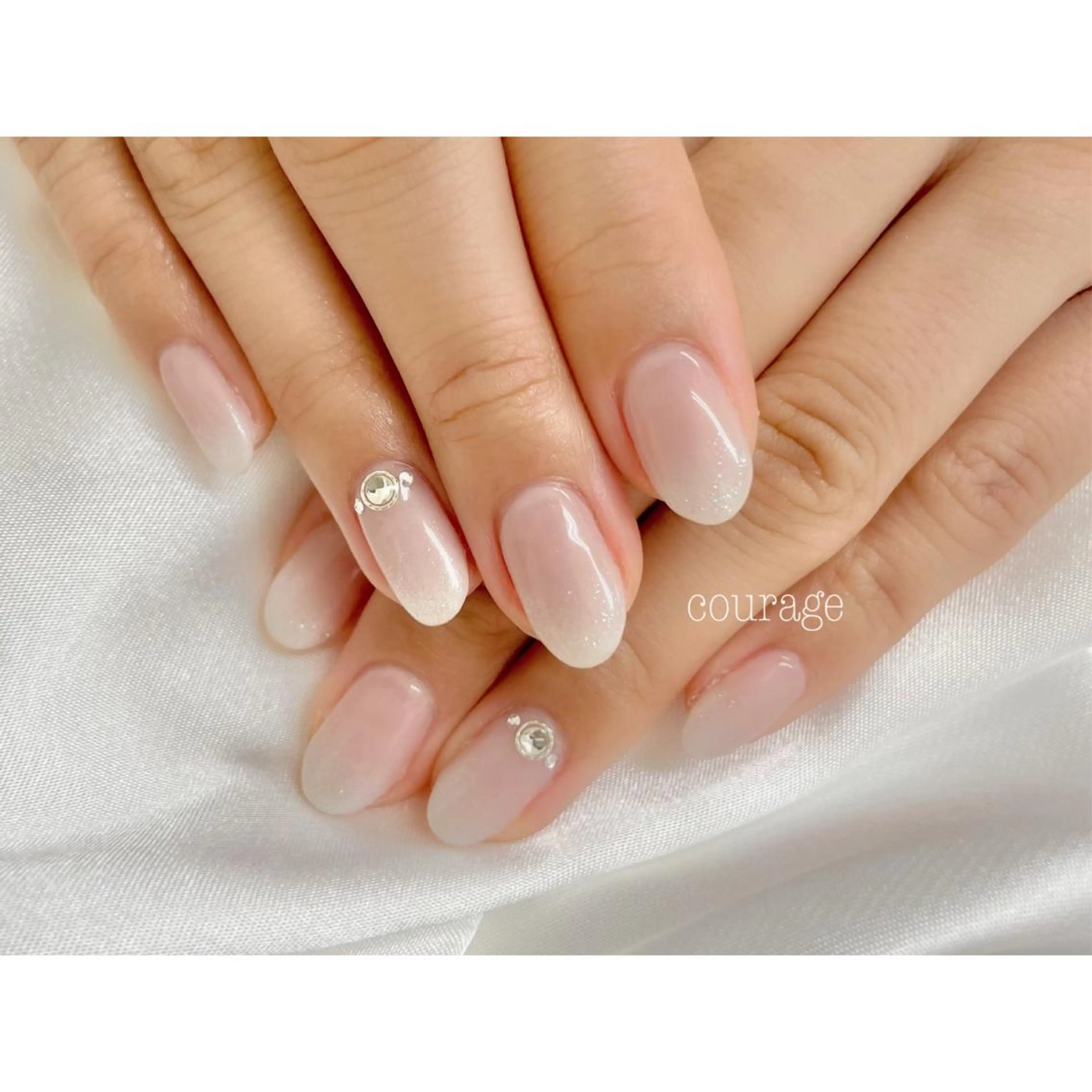 ネイル ラメ(グリッター) ストーンネイル ホワイト ハンドネイル ネイルサロン courageのネイルデザイン