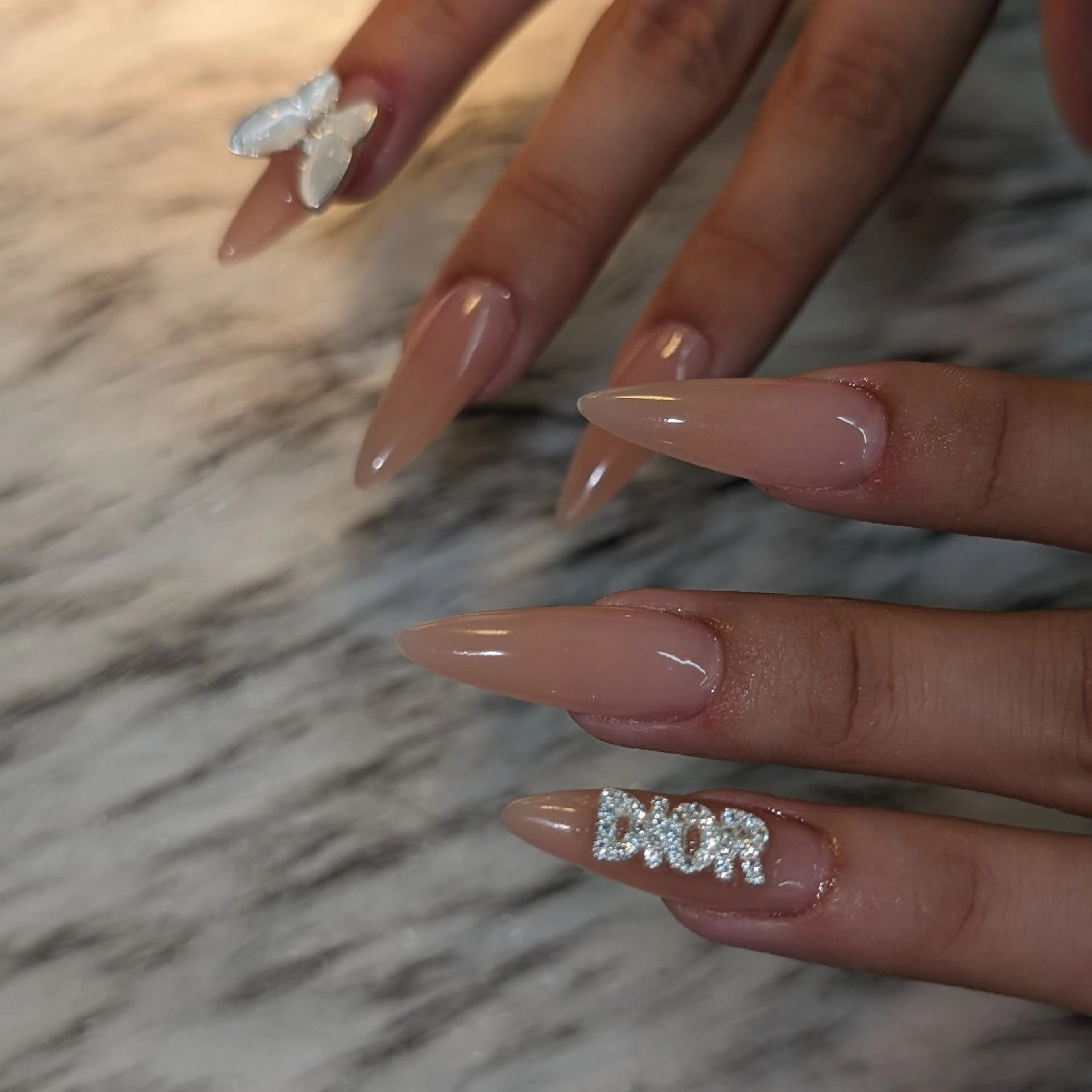 ネイル ハンドネイル RUNWAY 　　の眉毛・アイブロウイメージ