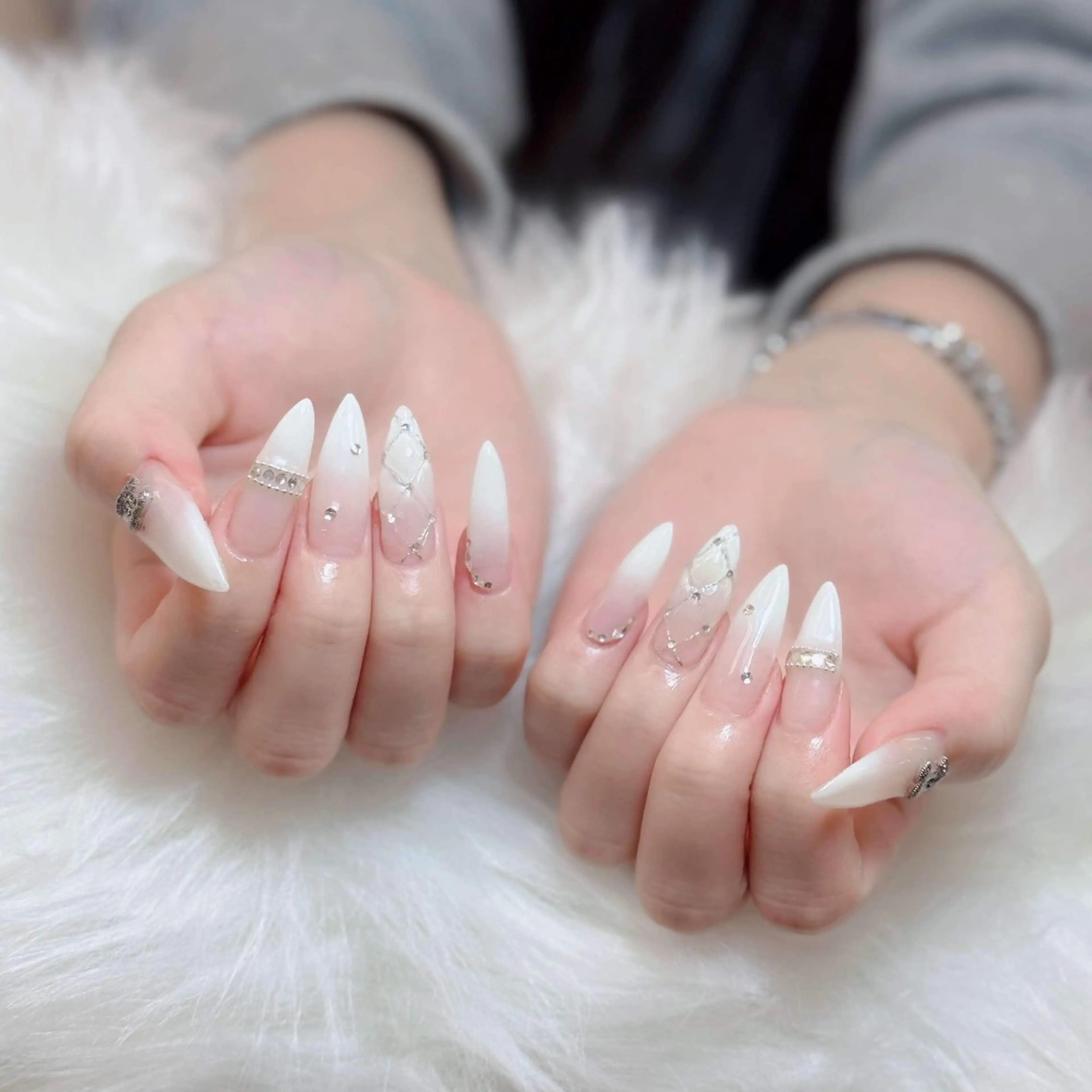 ネイル アートネイル オーロラネイル チークネイル 長さ出し フットネイル ハンドネイル ハンドケア Anh Nail 歌舞伎町のネイルデザイン