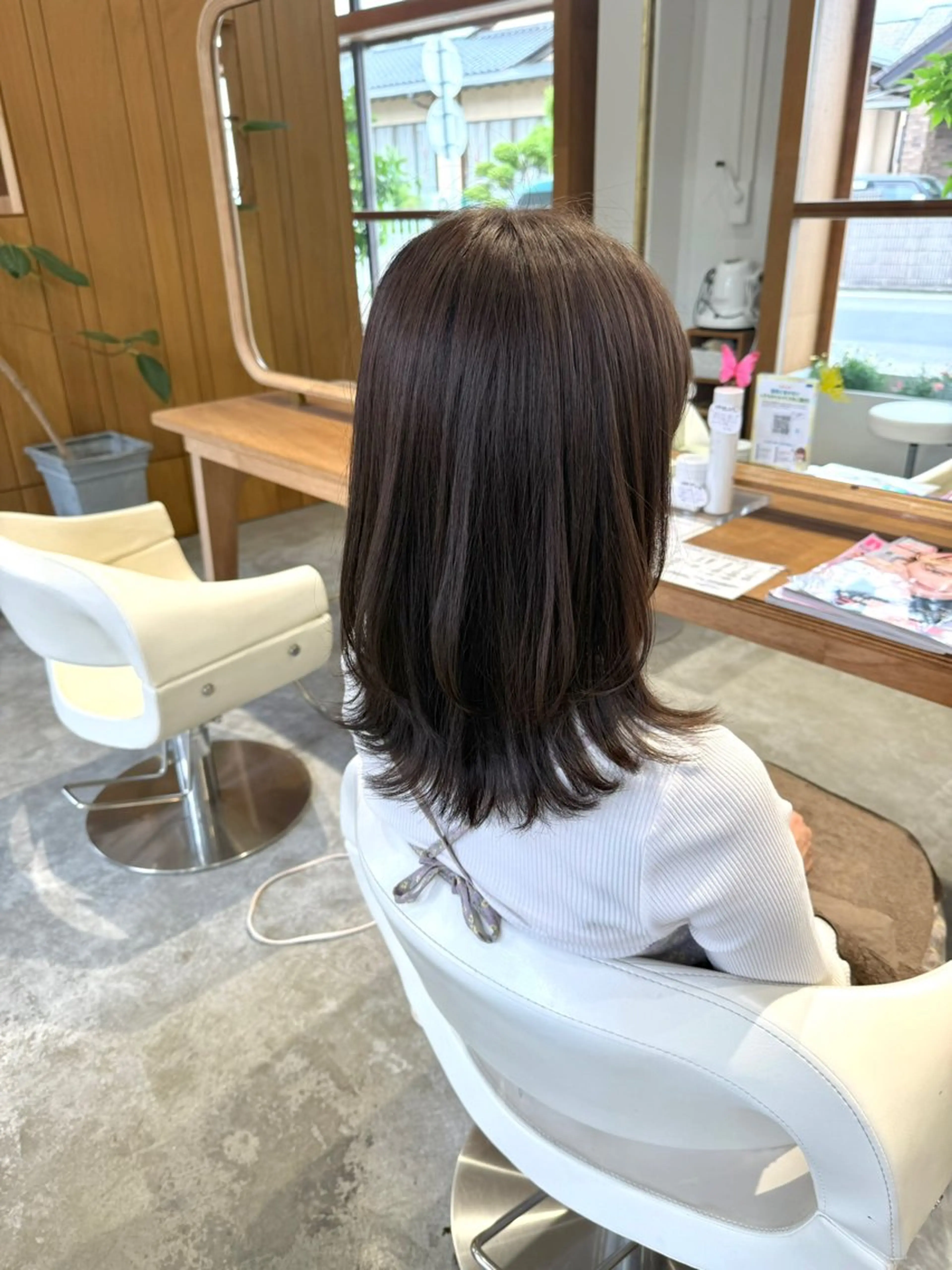 ミディアム カラー ミディアムレイヤー ベージュカラー ブルーカラー レイヤーカット カット ヘアカラー フラム所属・WATANABE MISAKIのヘアスタイル