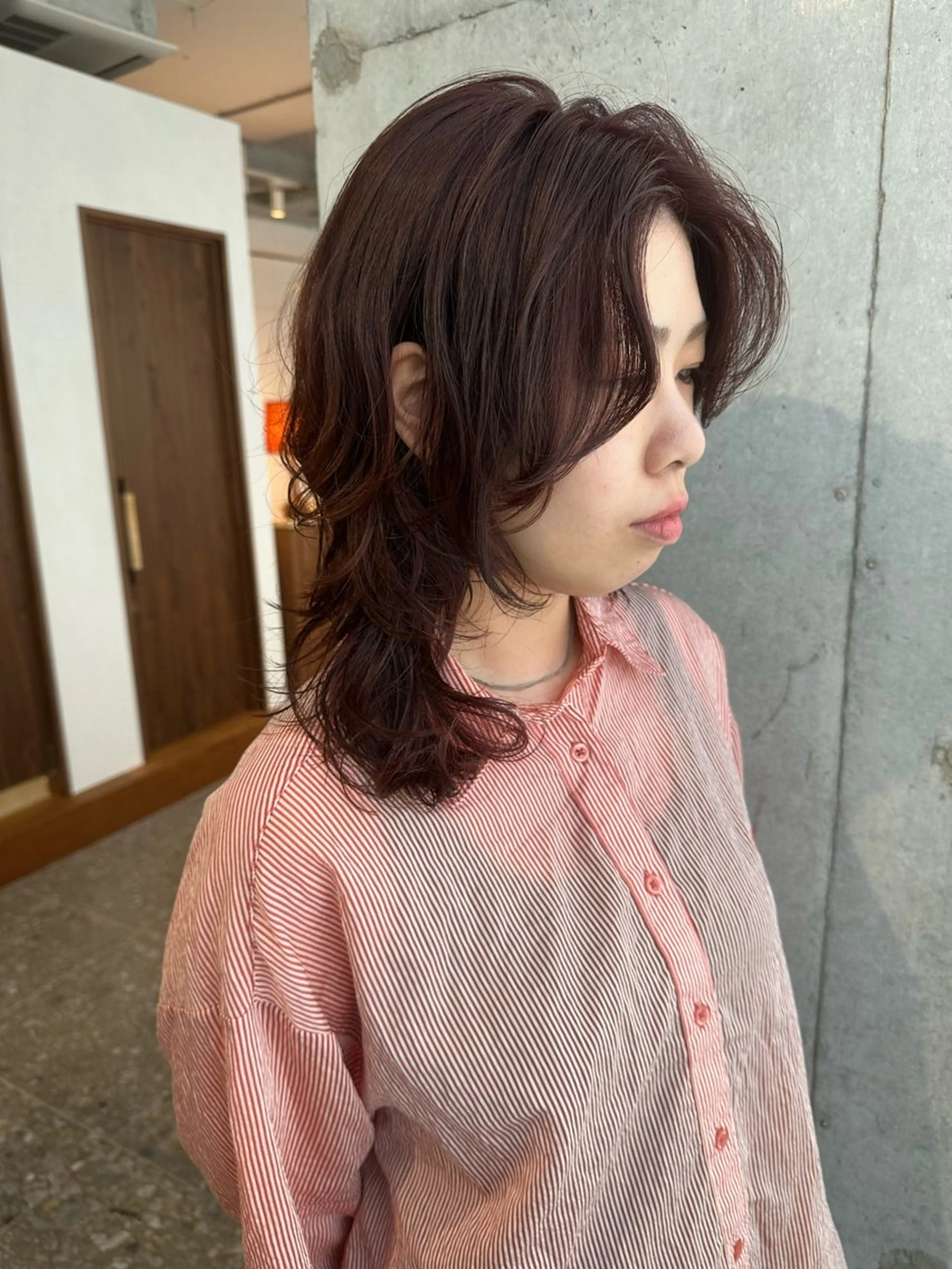 ミディアム カラー パーマ ミディアムパーマ レッドカラー ルビー ウルフカット 伊藤 玄のヘアスタイル